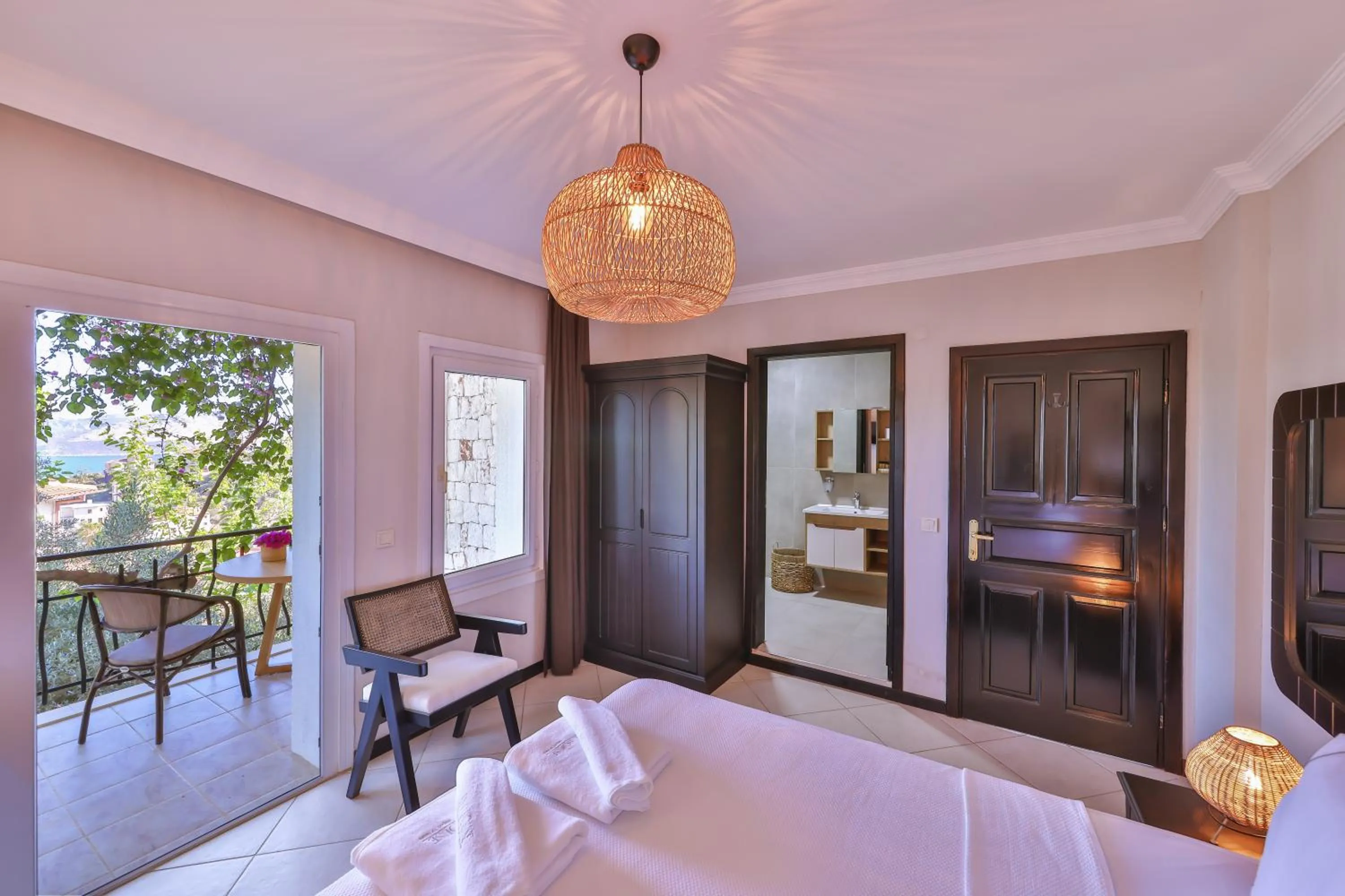 Photo of the whole room, Bed in Hill House Adult Only