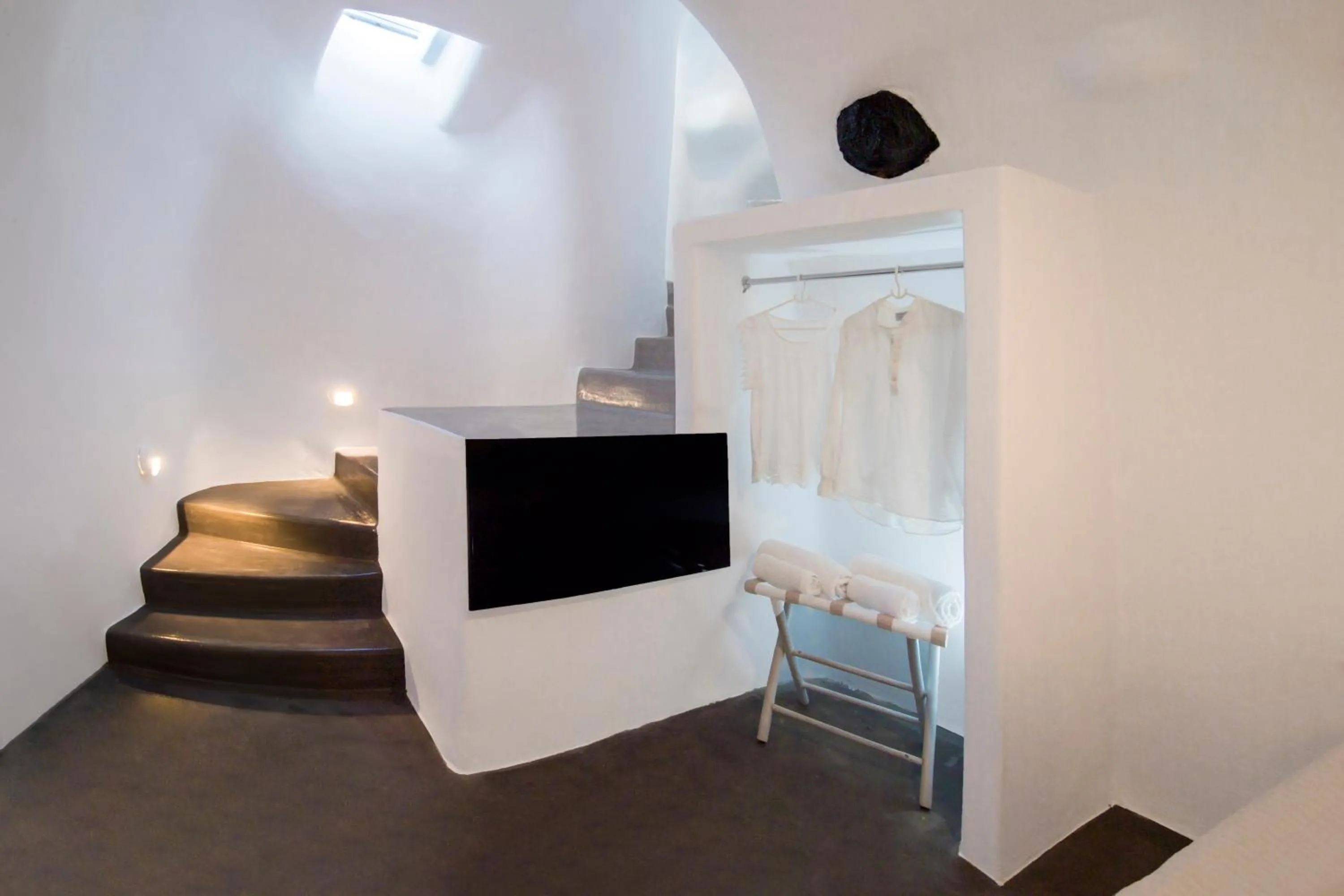 Bed in AQUA SERENITY LUXURY SUITES SANTORINI