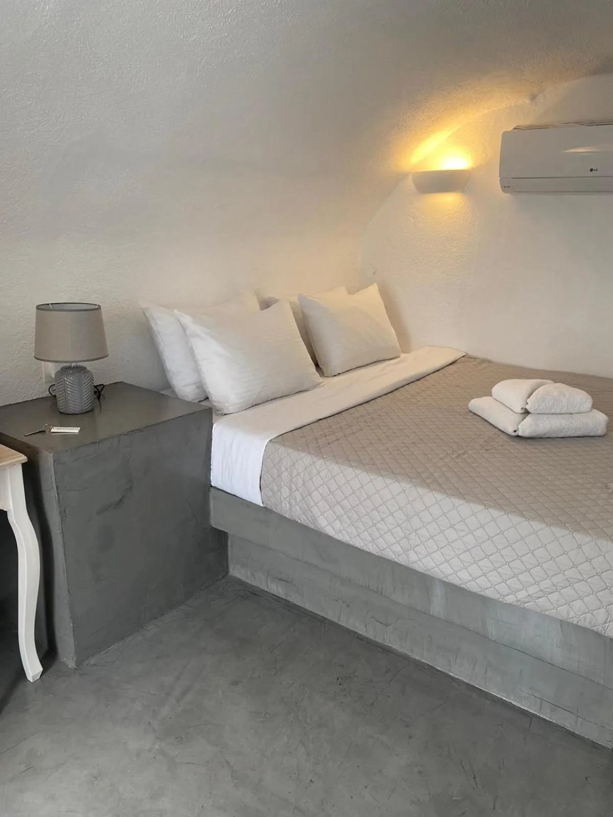 Bed in AQUA SERENITY LUXURY SUITES SANTORINI