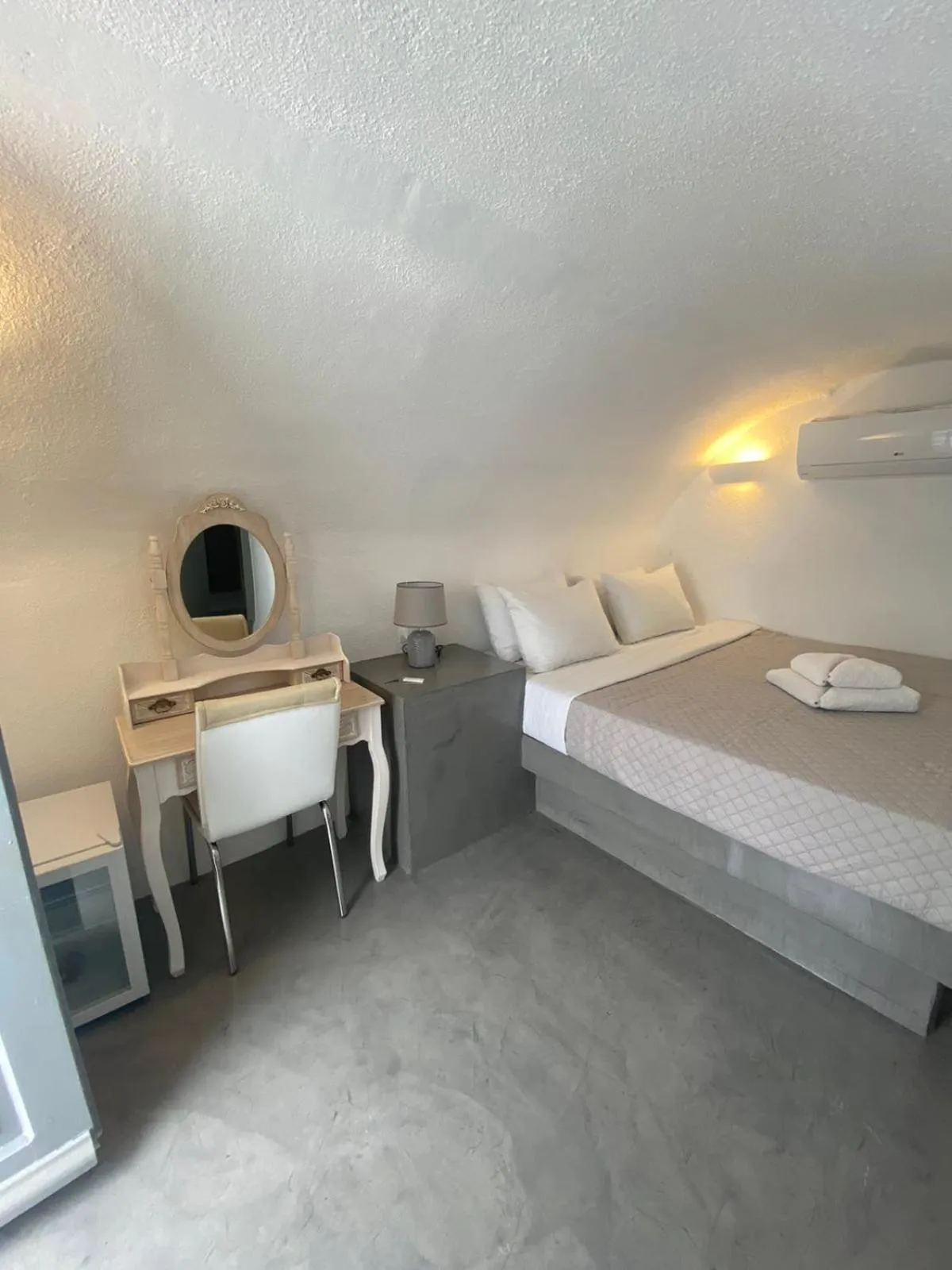 Bed in AQUA SERENITY LUXURY SUITES SANTORINI