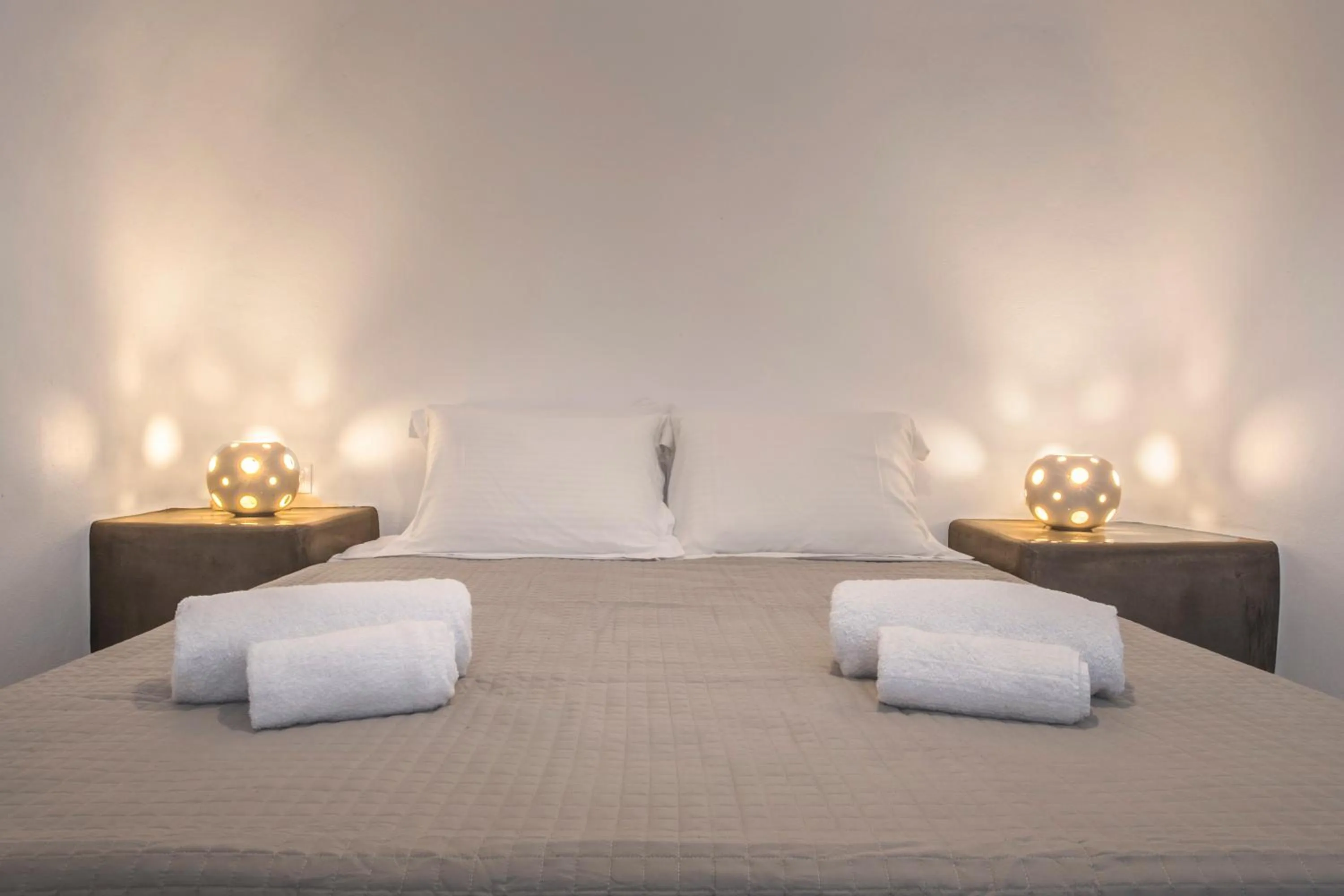 Bed in AQUA SERENITY LUXURY SUITES SANTORINI