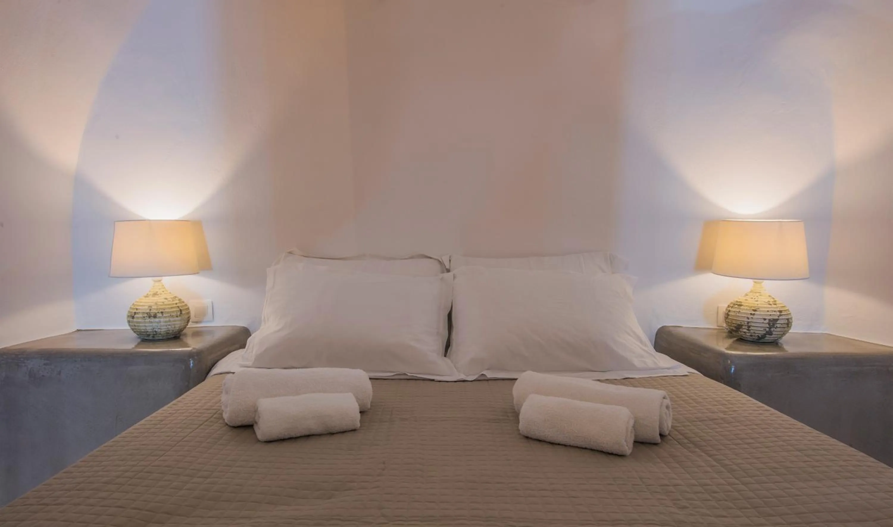 Bed in AQUA SERENITY LUXURY SUITES SANTORINI