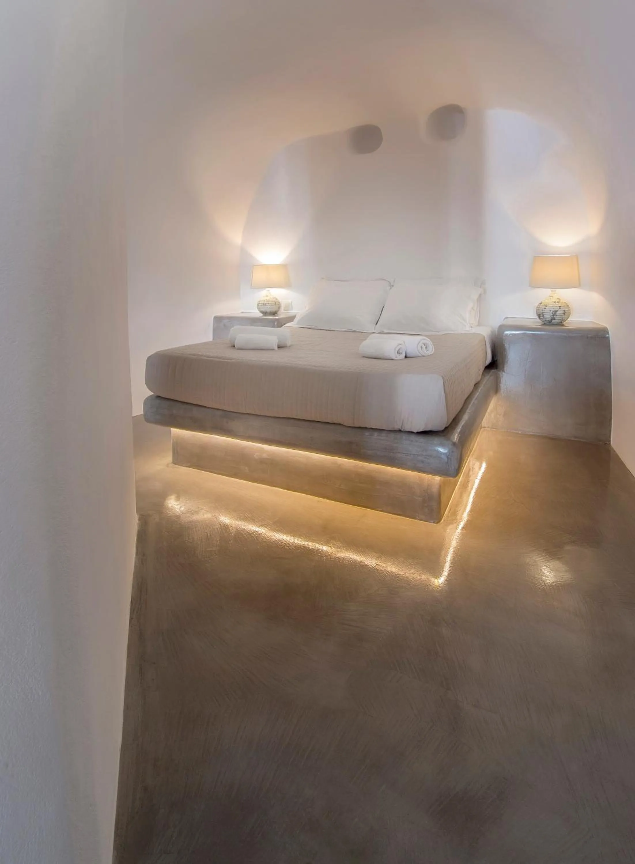 Bed in AQUA SERENITY LUXURY SUITES SANTORINI