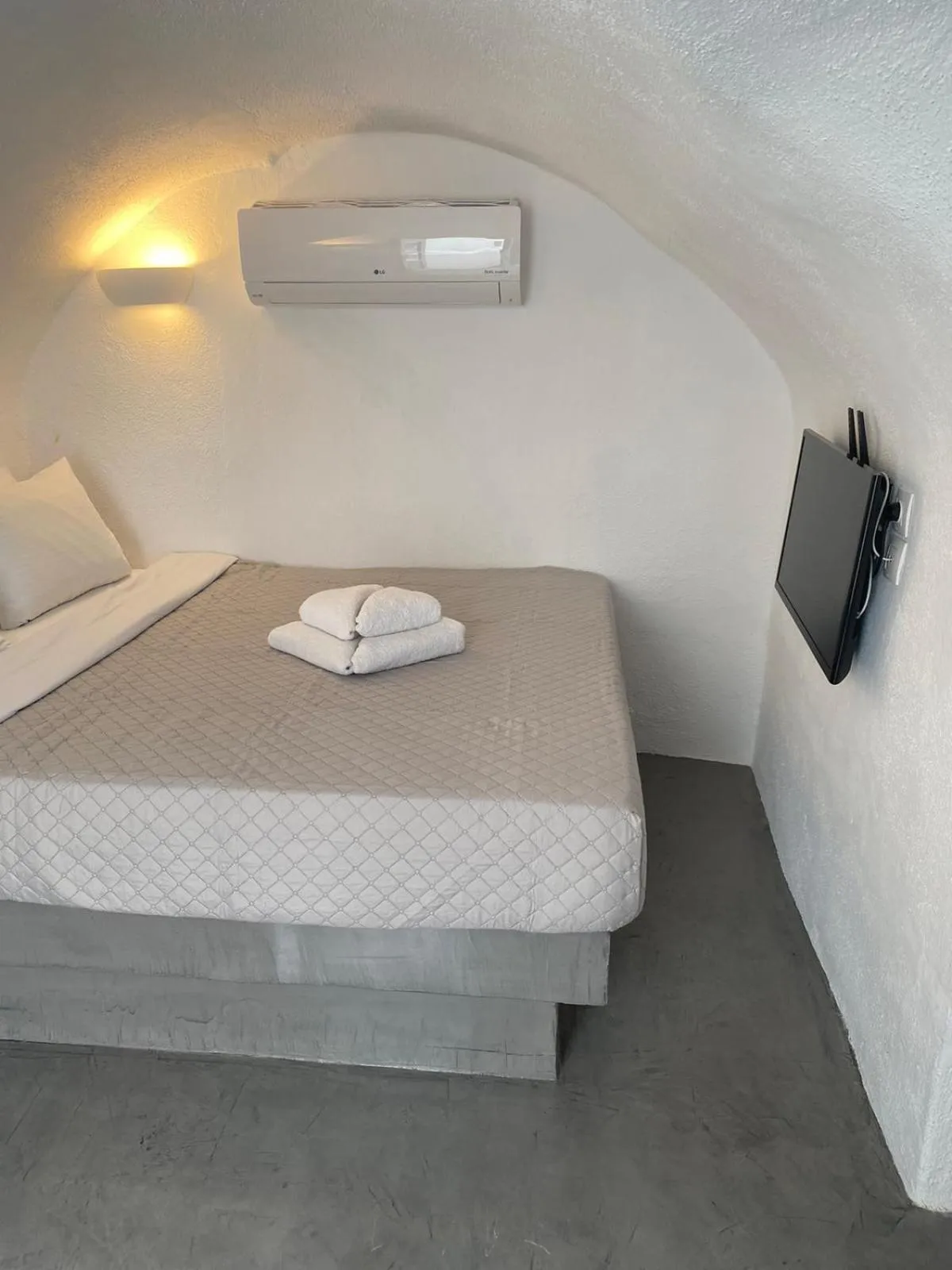 Bed in AQUA SERENITY LUXURY SUITES SANTORINI