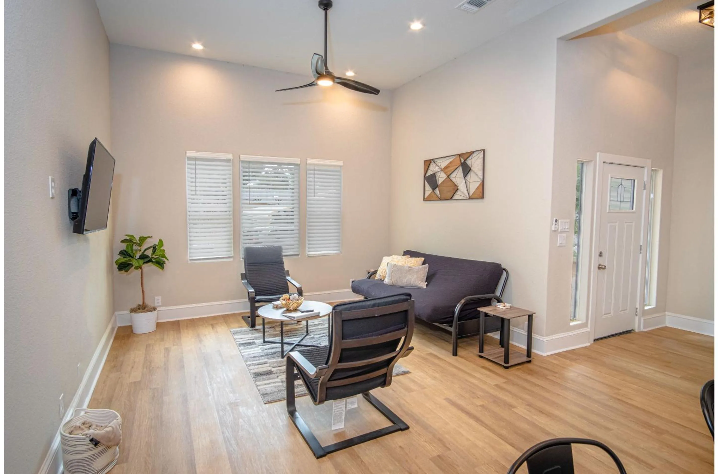 Living room in Brand New Remodeled 3BR2BA House Near Downtown