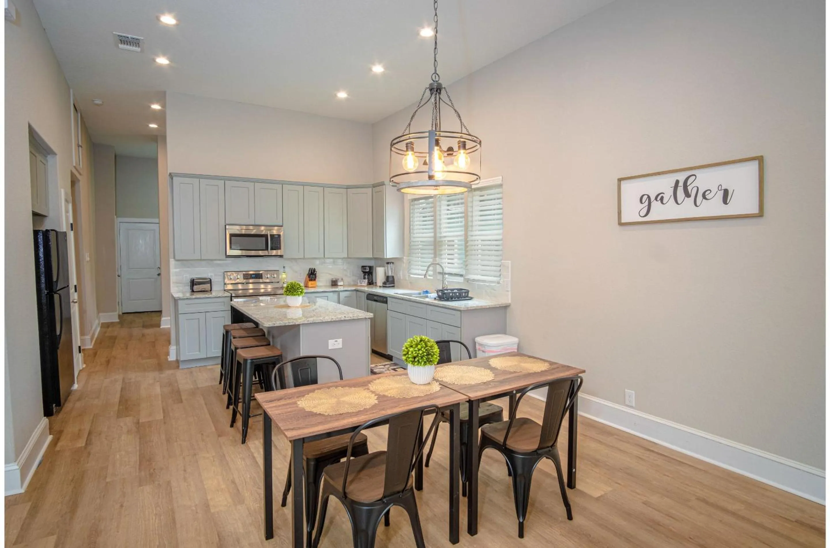 Kitchen or kitchenette in Brand New Remodeled 3BR2BA House Near Downtown