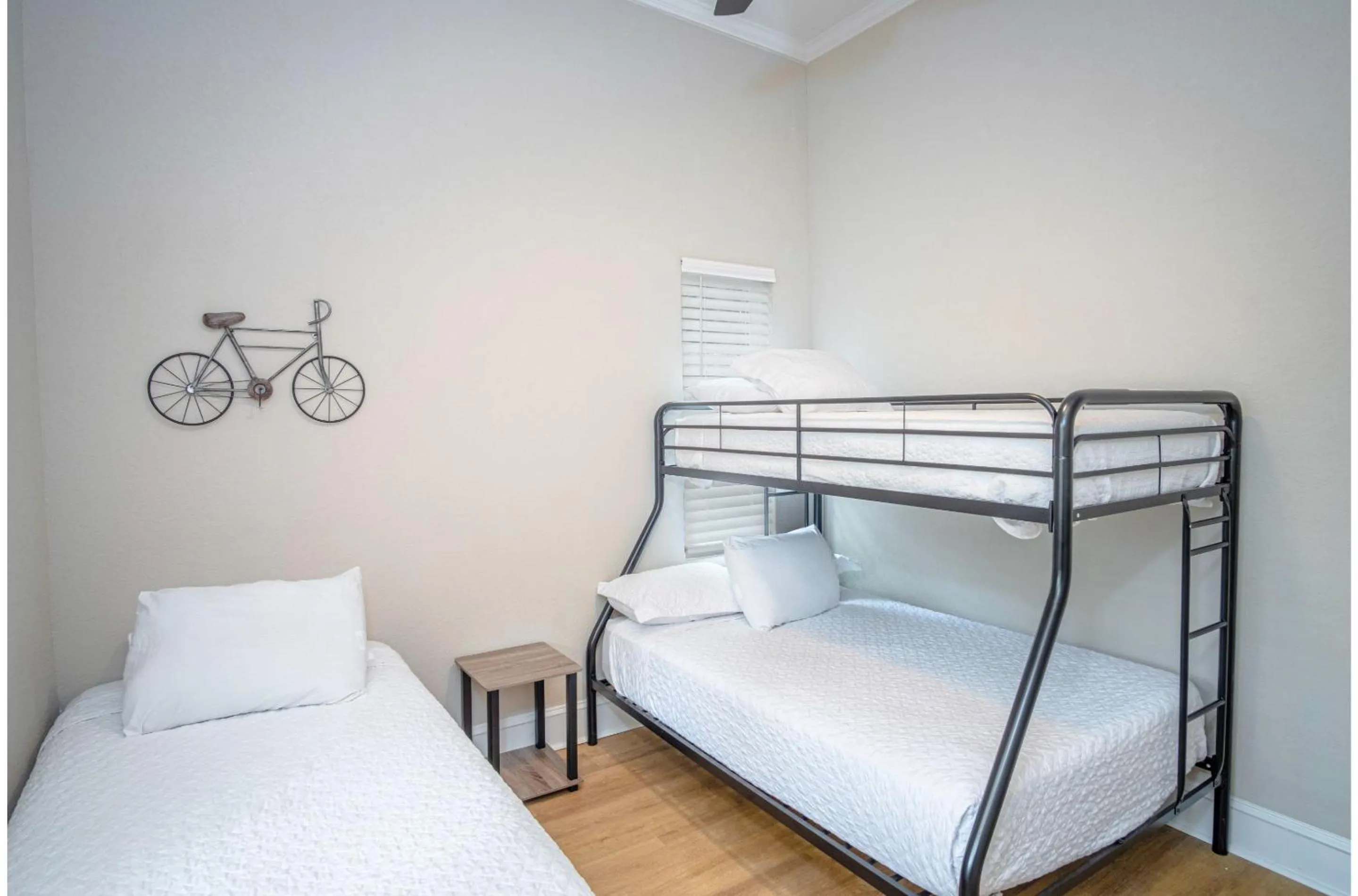 bunk bed in Brand New Remodeled 3BR2BA House Near Downtown