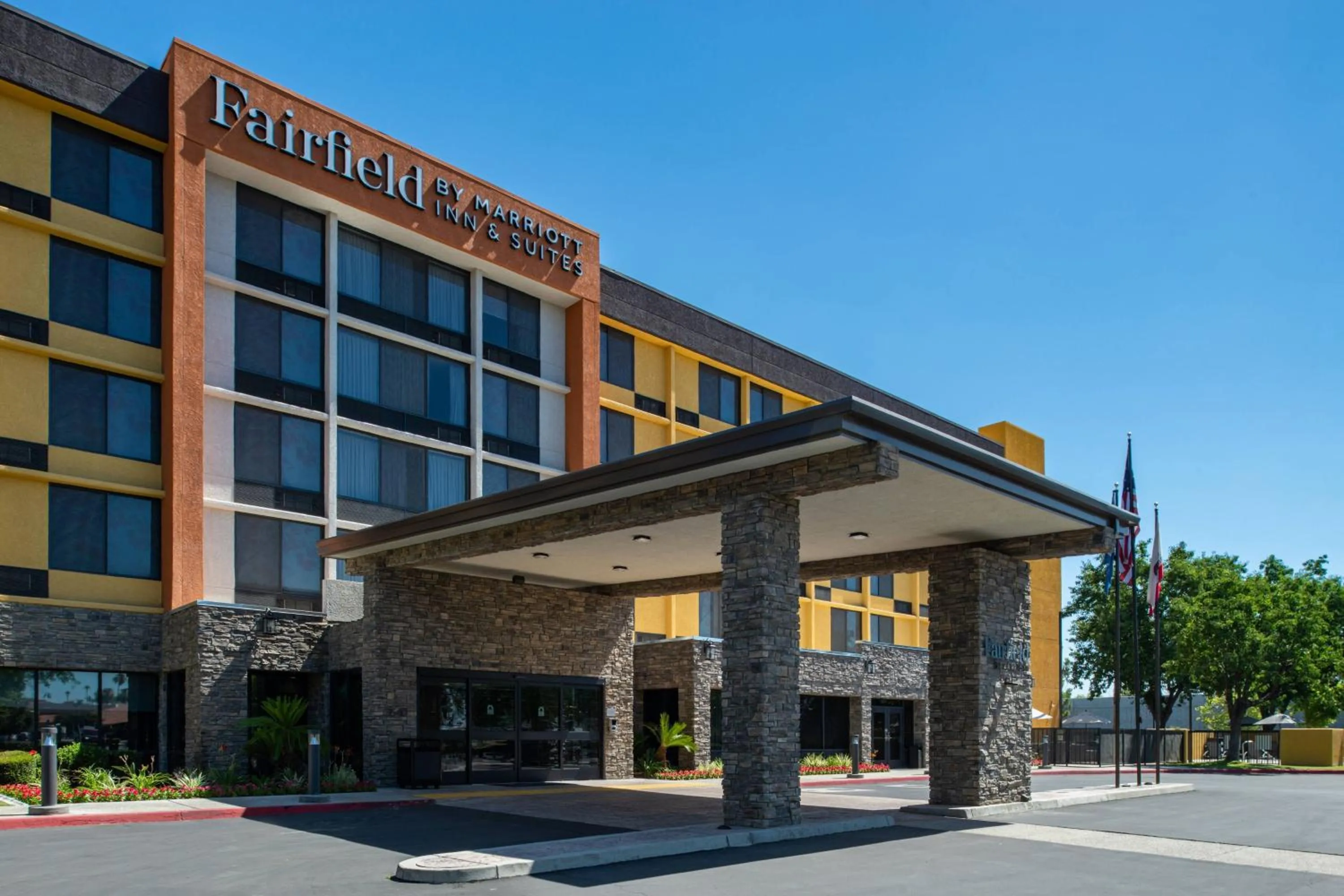 Property building in Fairfield Inn and Suites by Marriott Bakersfield Central