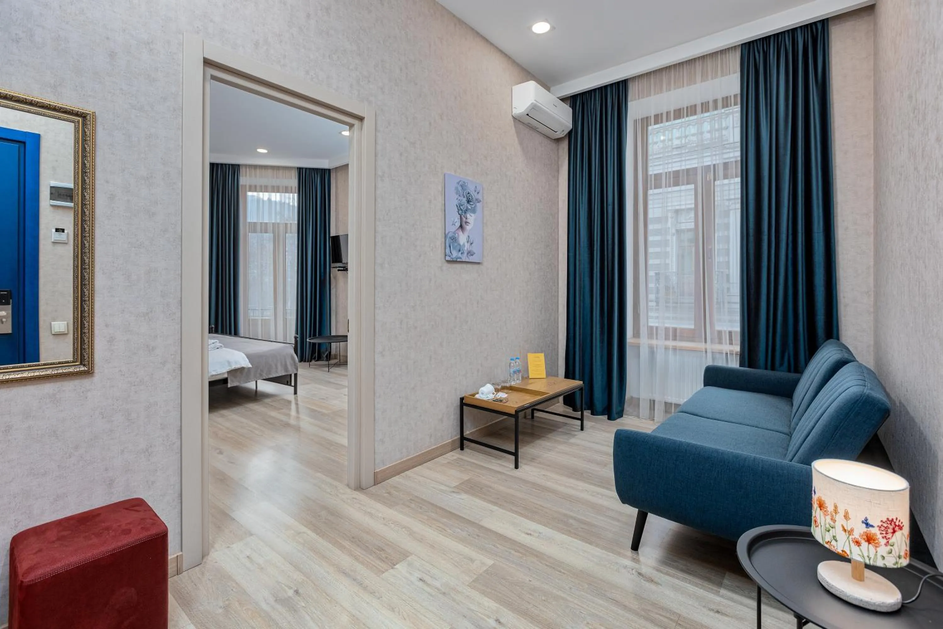 Photo of the whole room in Monument1880