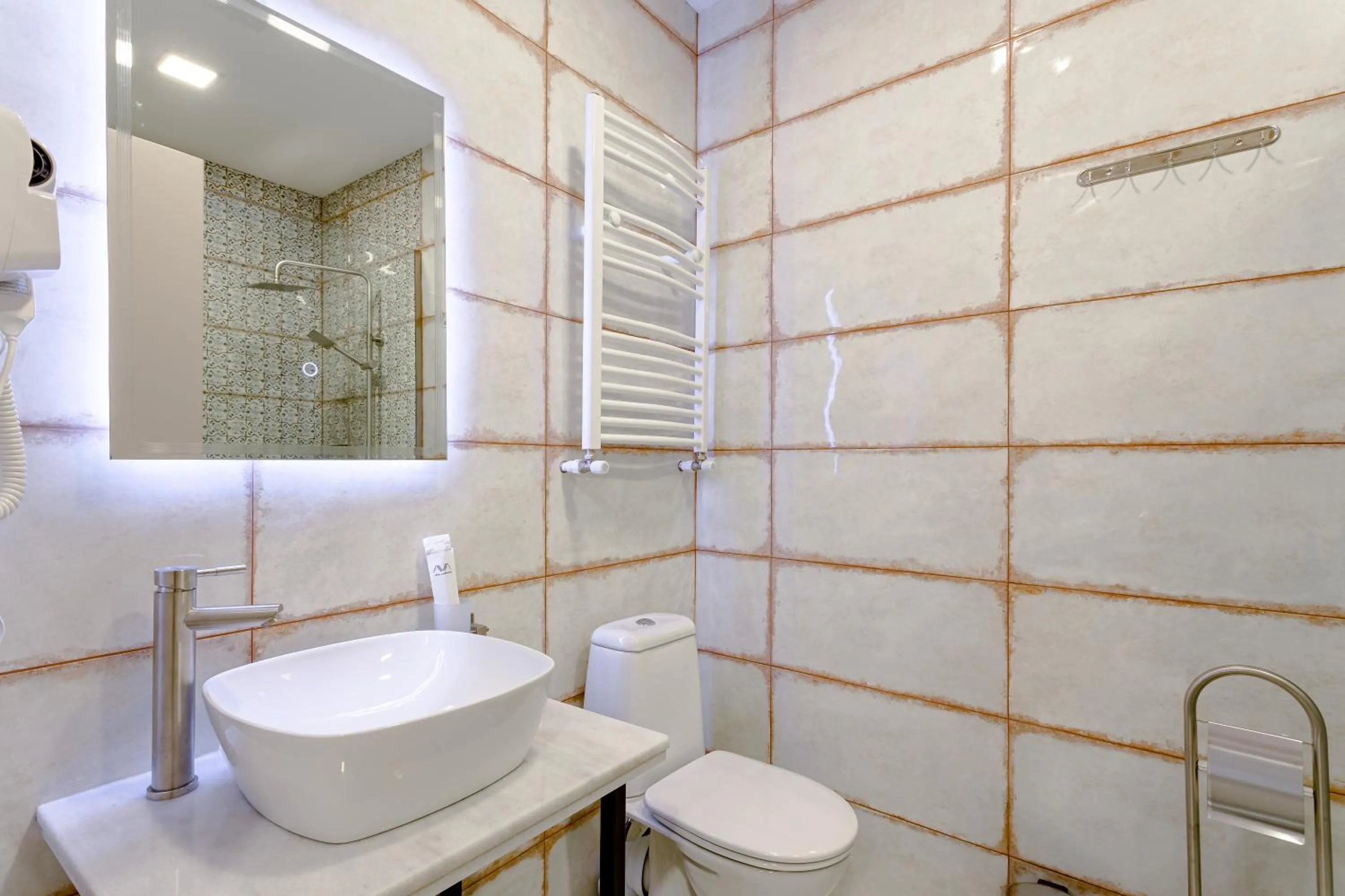 Shower in Monument1880