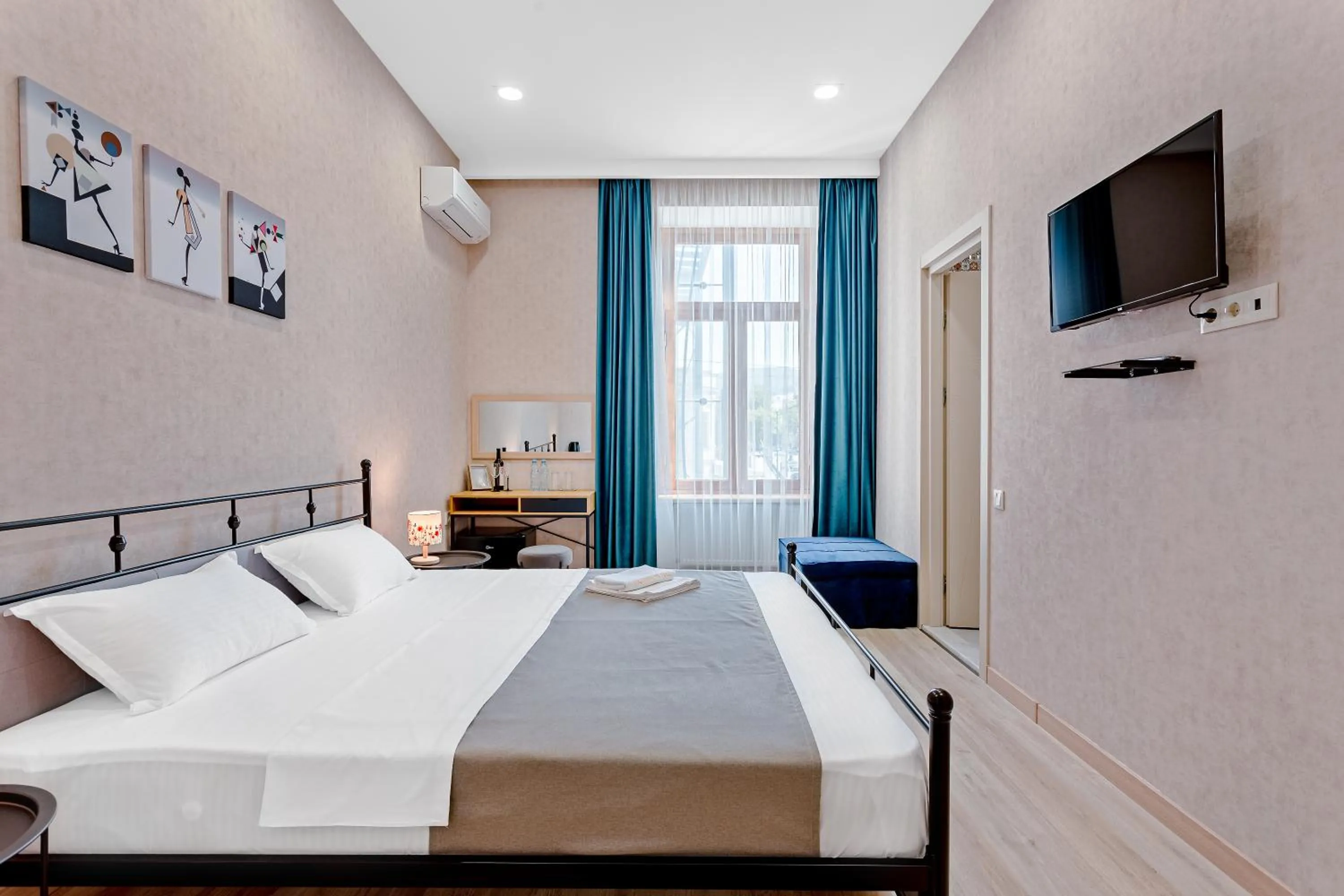 Bedroom in Monument1880