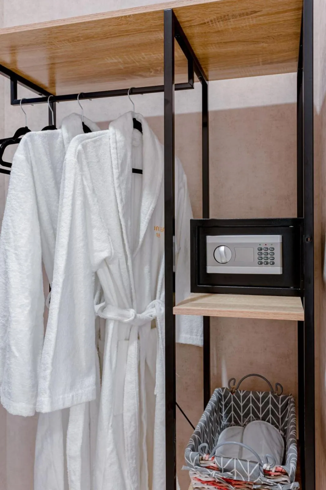 wardrobe in Monument1880