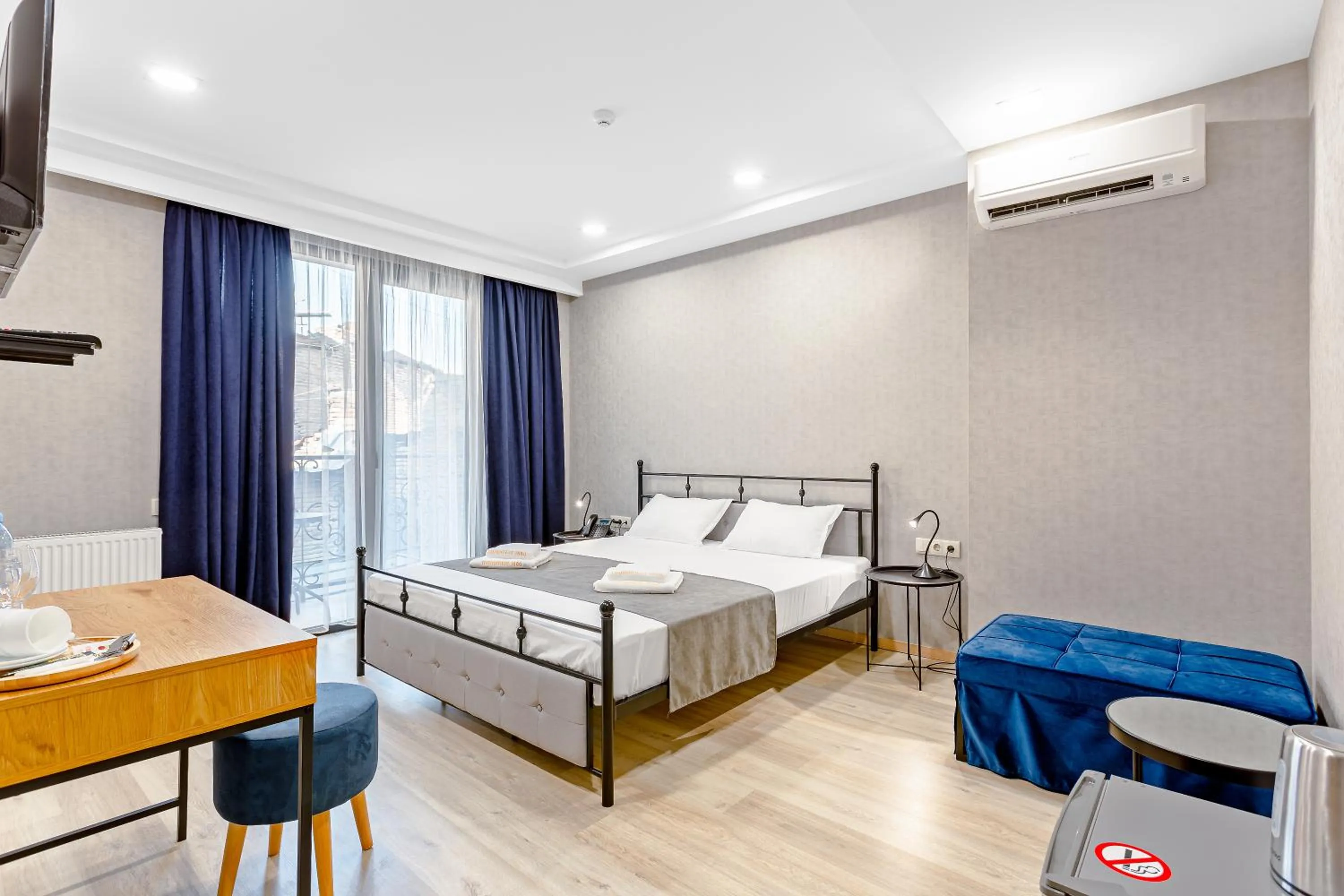 Bedroom in Monument1880