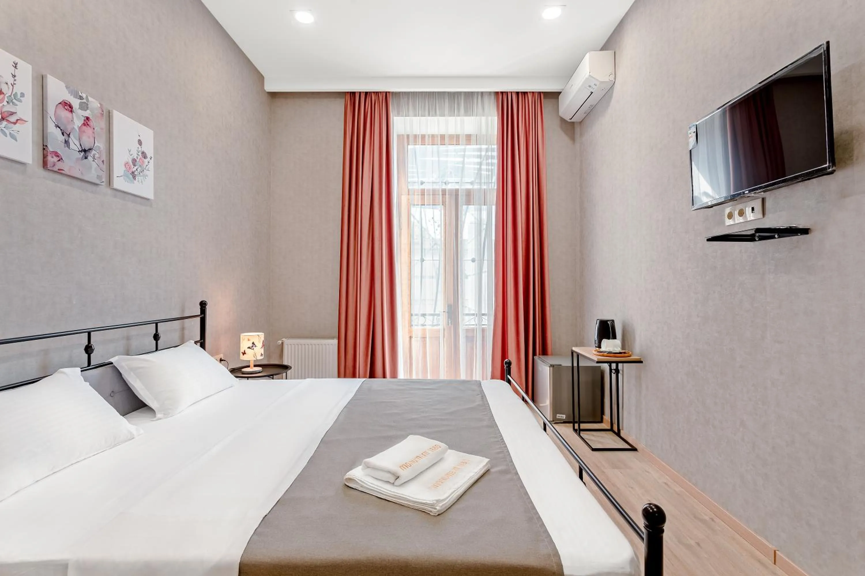 Bedroom in Monument1880