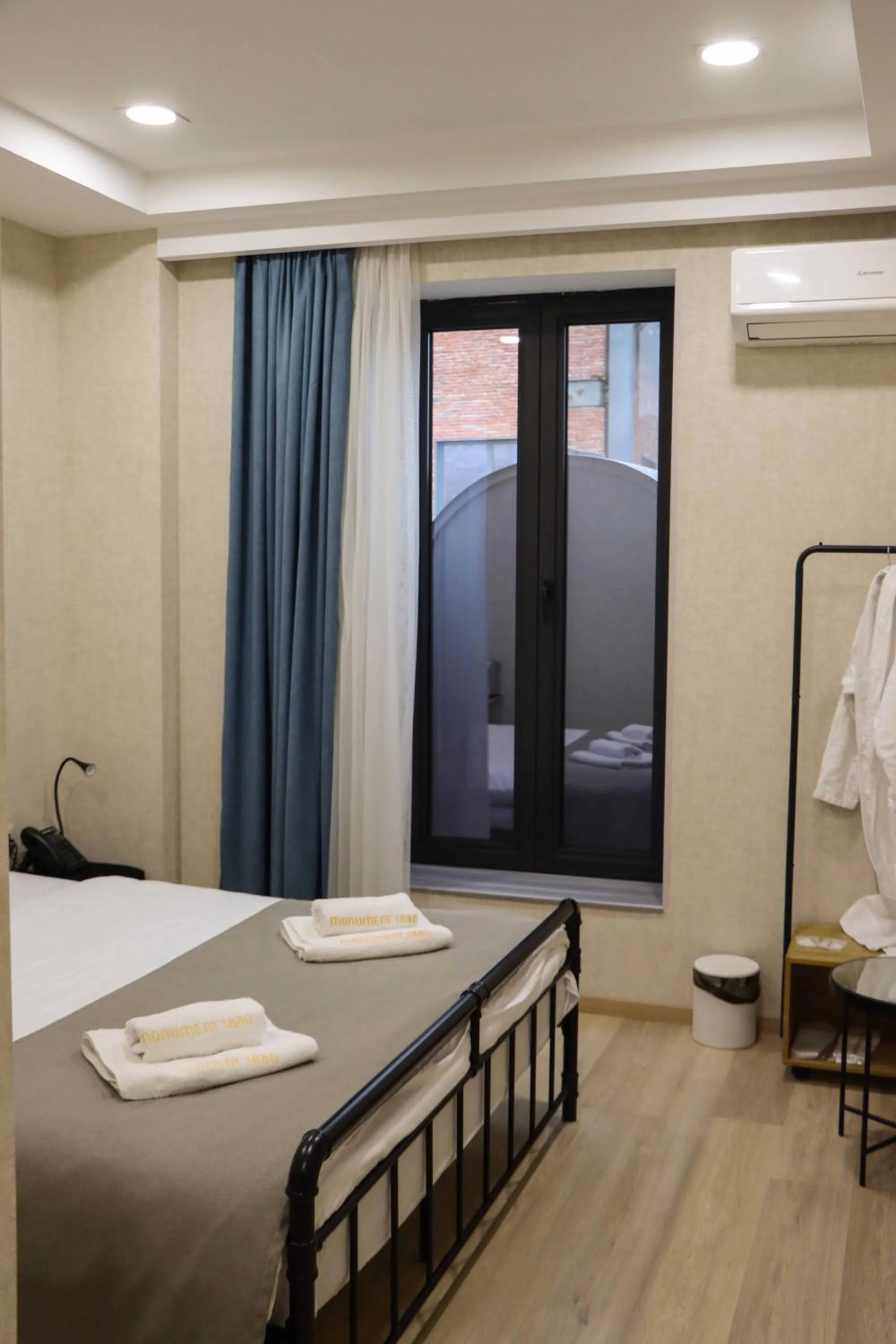 Photo of the whole room in Monument1880