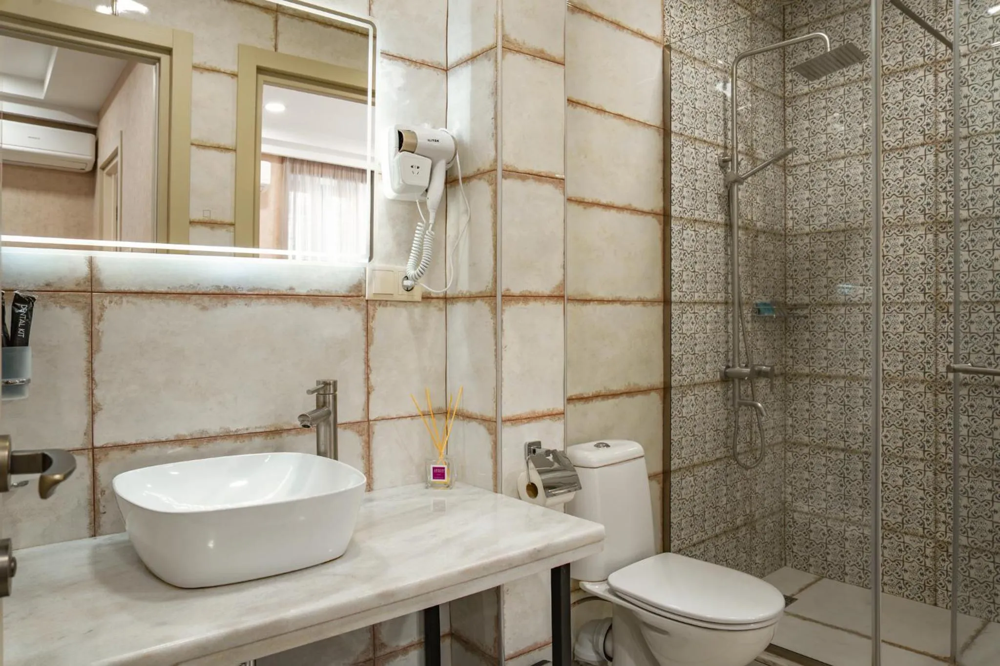 Shower in Monument1880