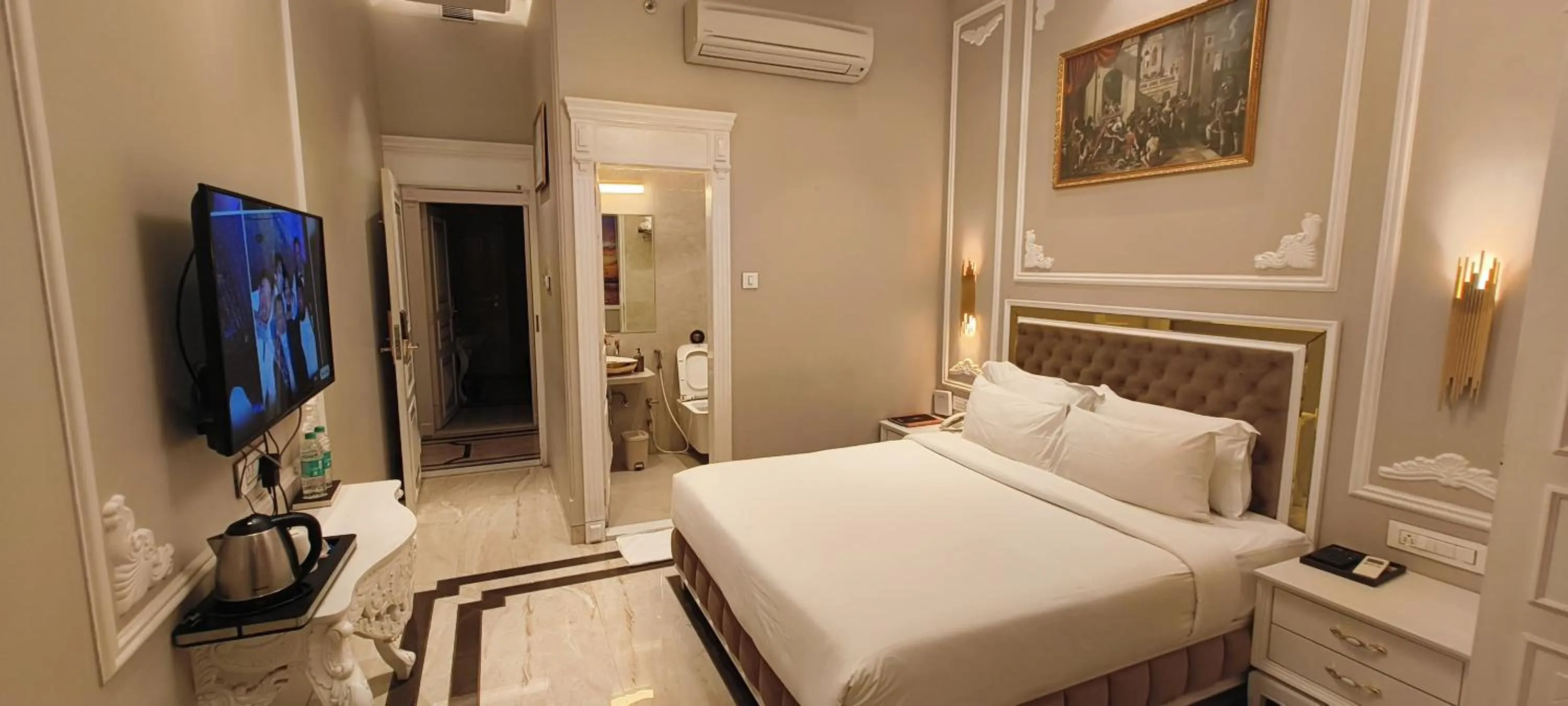 Photo of the whole room, Bed in Anant Palace