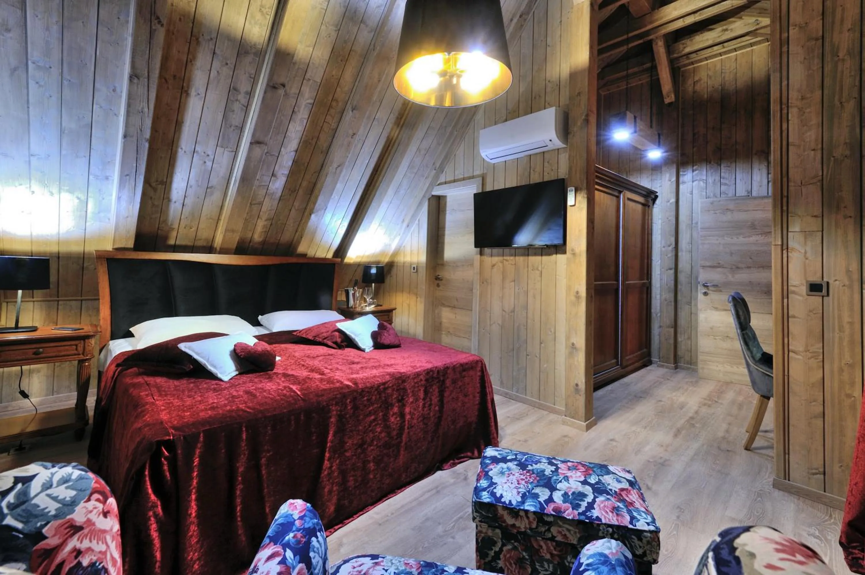 Bed in Lakeside Hotel Plitvice