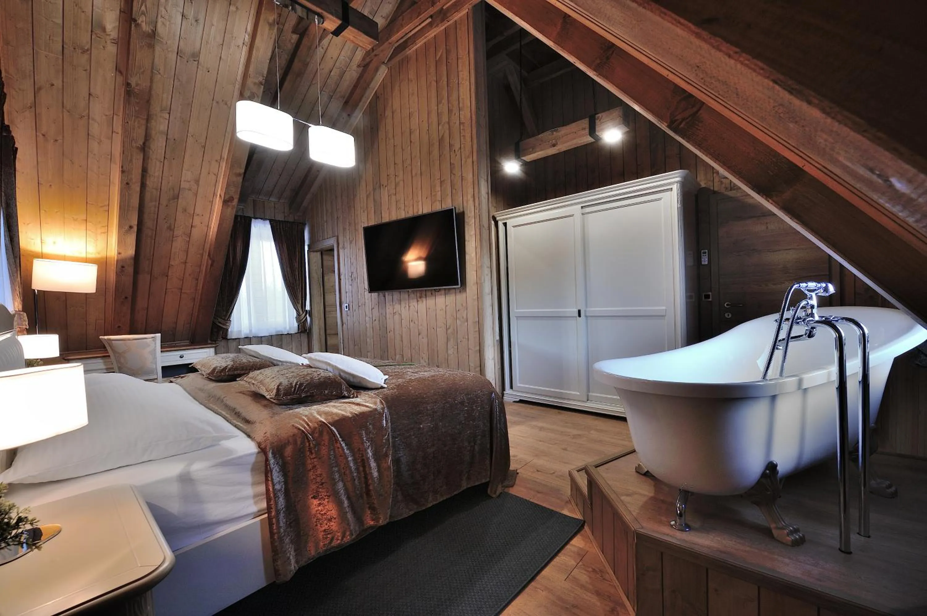 Bed in Lakeside Hotel Plitvice