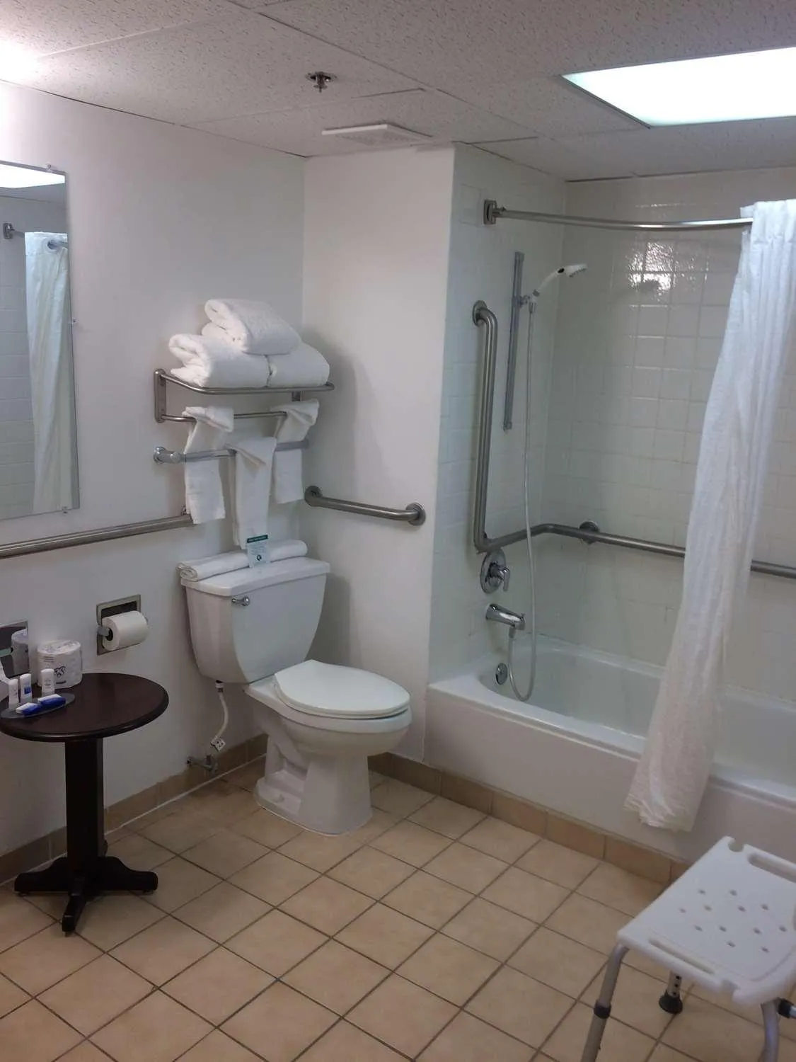 Bathroom in Albany Airport Inn