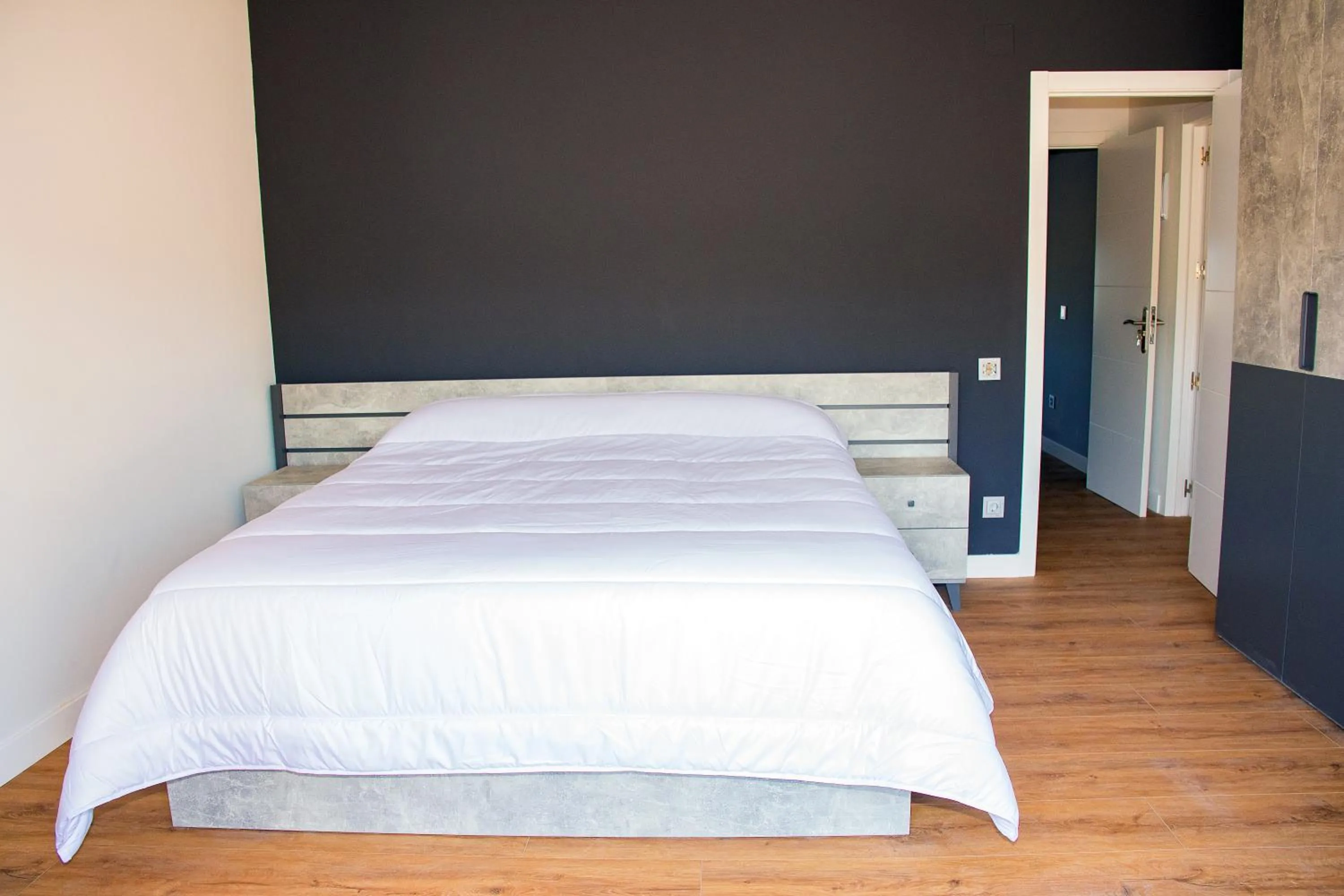 Bedroom, Bed in Apartamentos Santander Maliaño Suites 3000