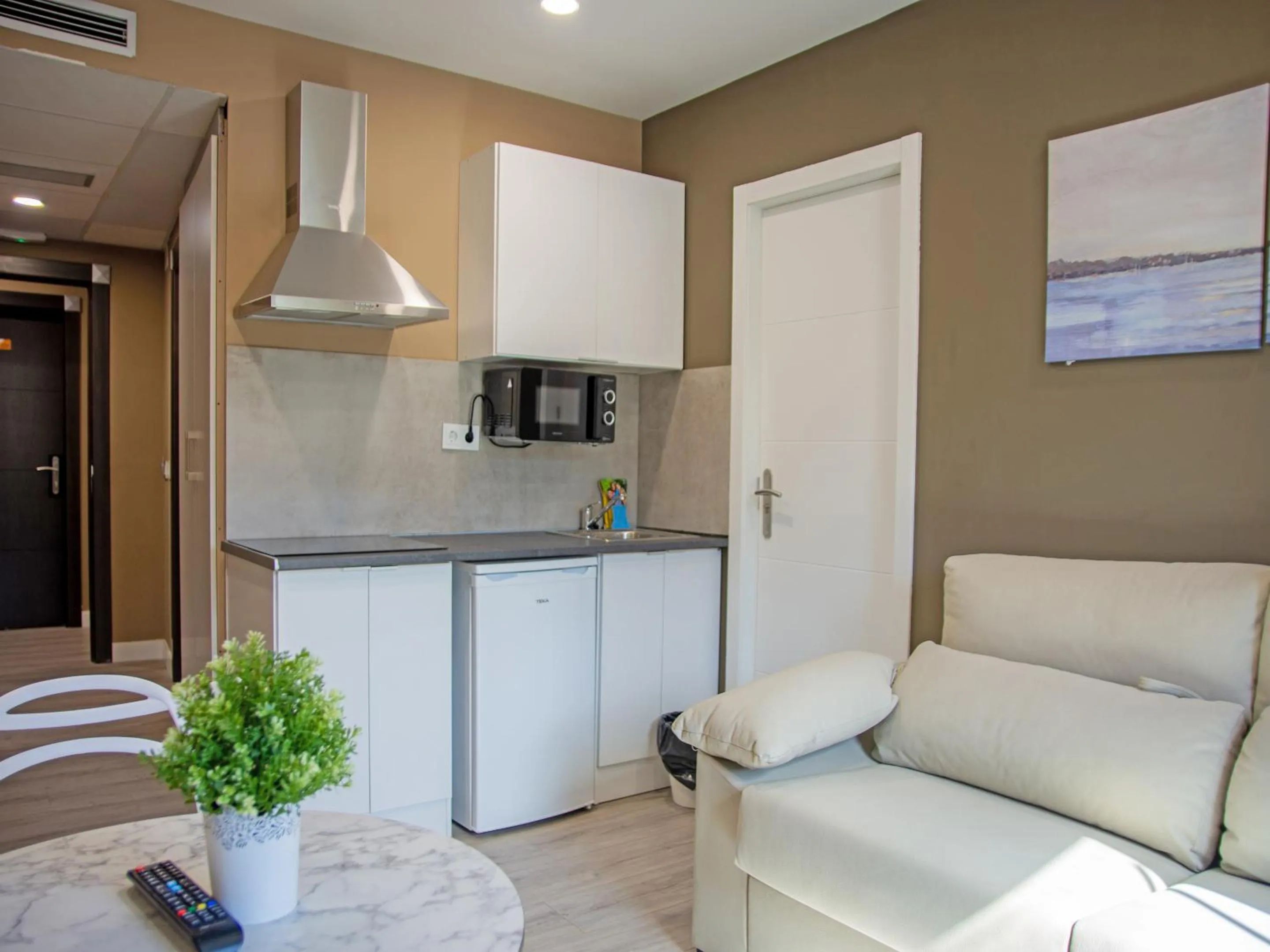 Kitchen or kitchenette in Apartamentos Santander Maliaño Suites 3000