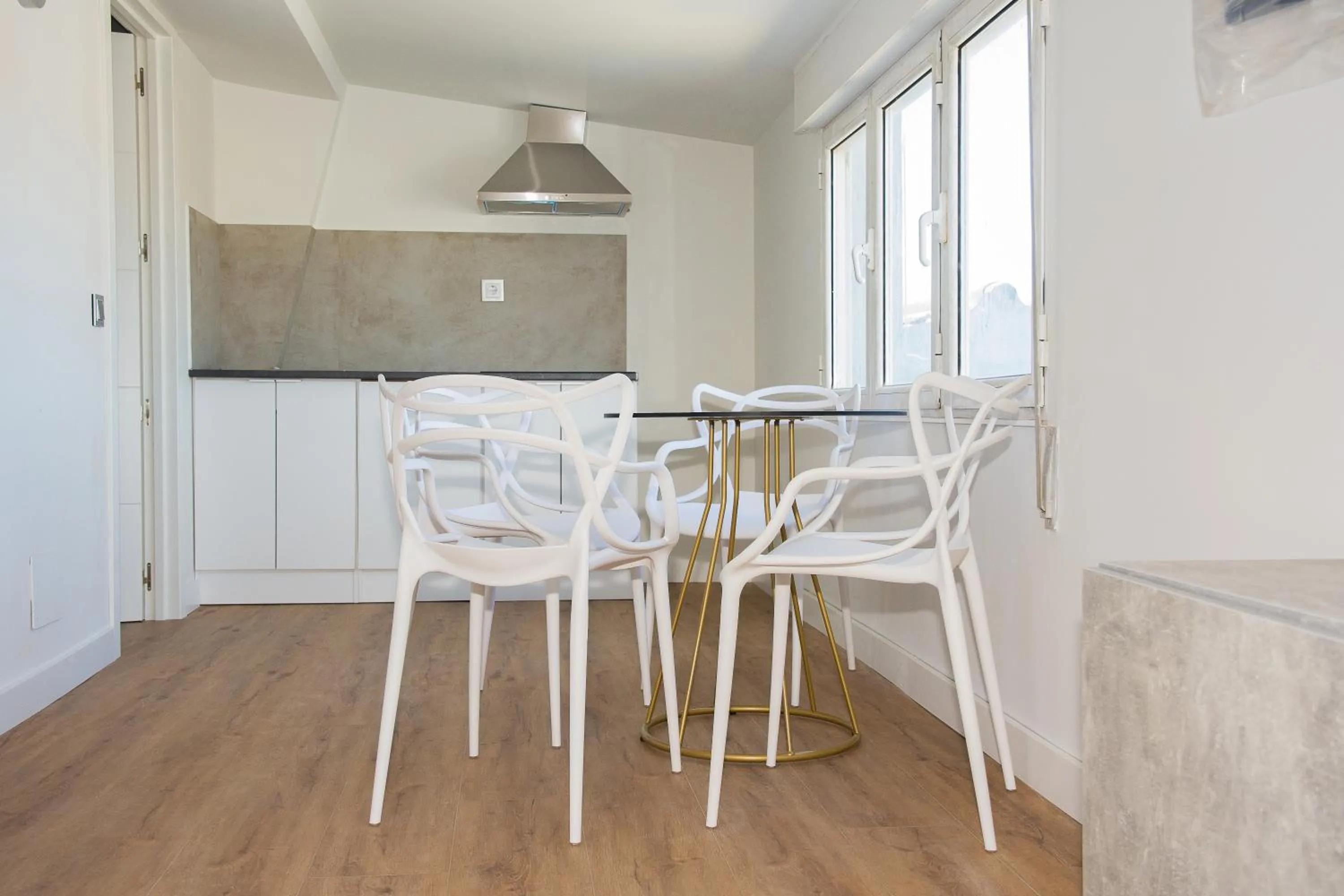 Kitchen or kitchenette in Apartamentos Santander Maliaño Suites 3000