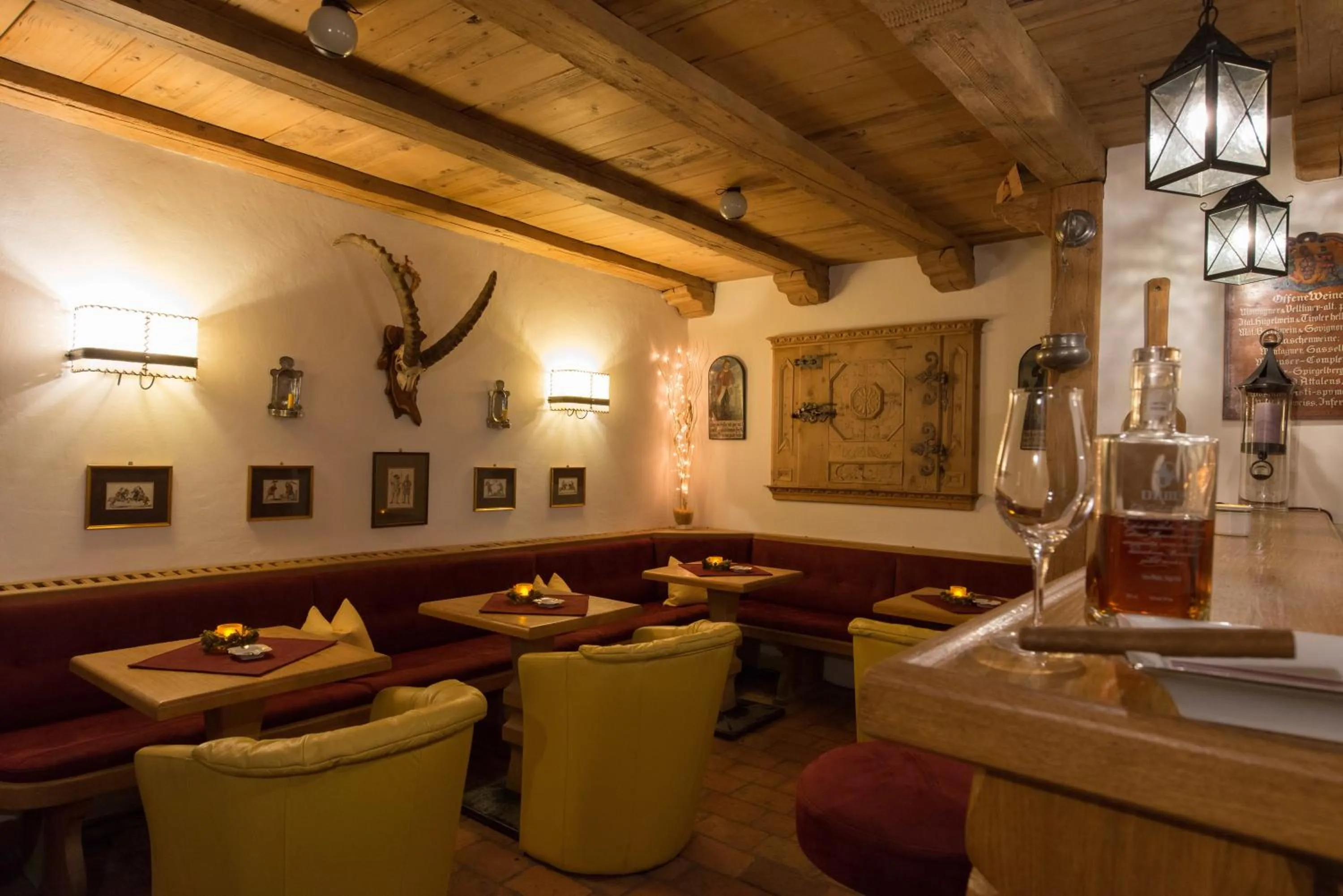 Lounge or bar in Relais & Châteaux Schlosshotel Chastè - Scuol Tarasp