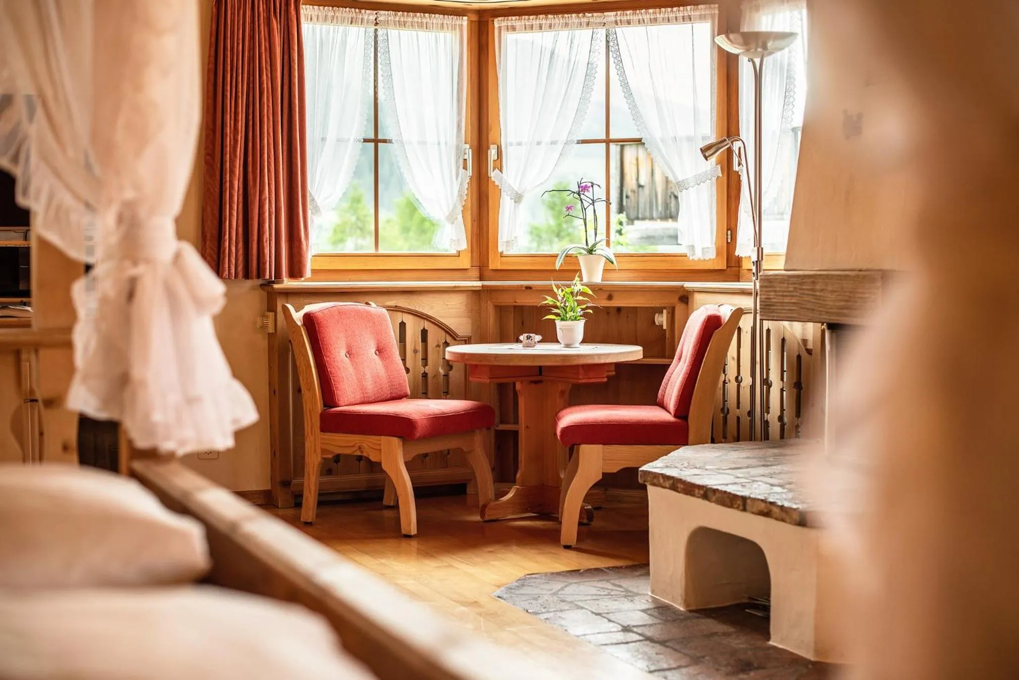 Photo of the whole room, Bed in Relais & Châteaux Schlosshotel Chastè - Scuol Tarasp