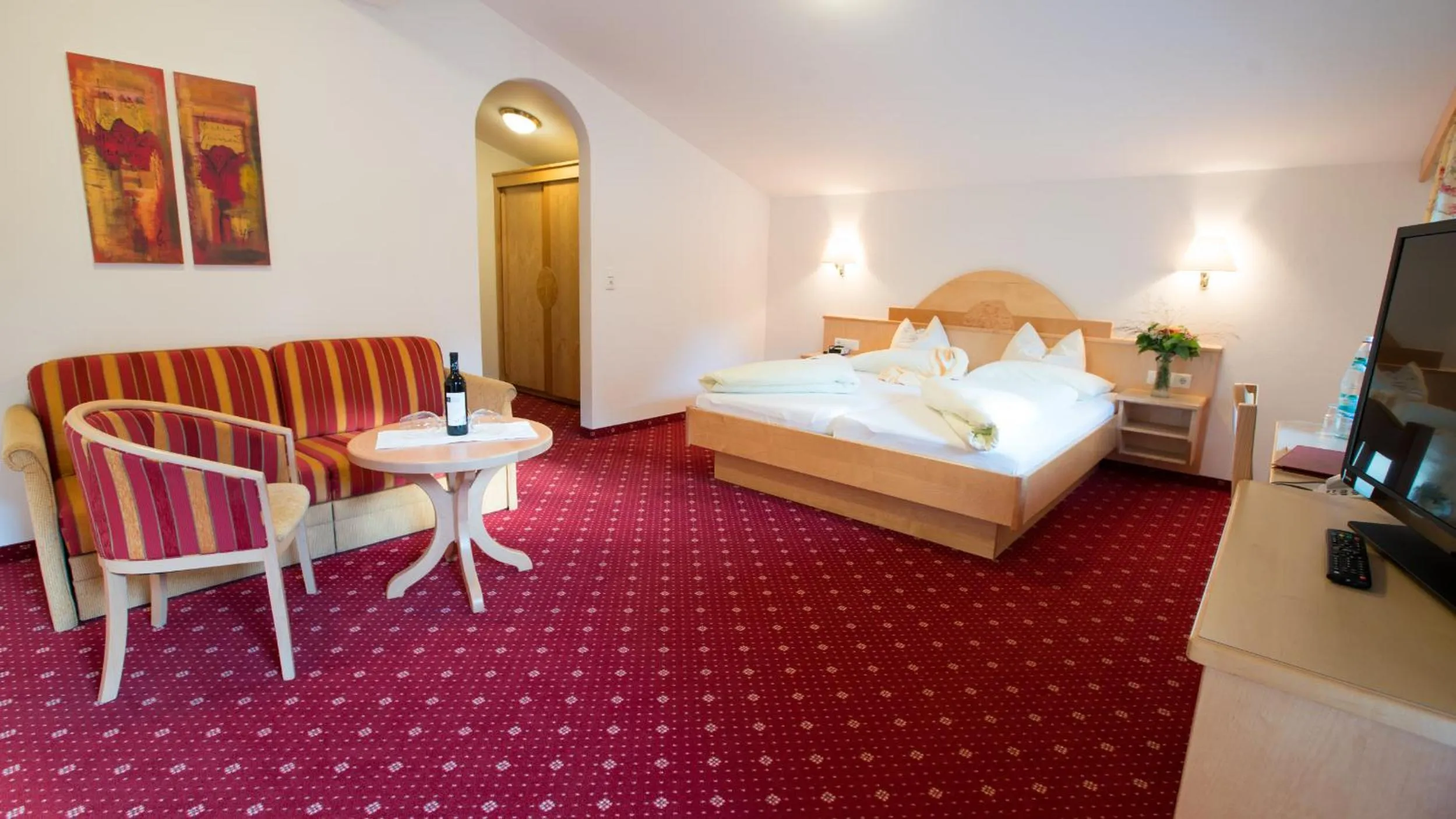 Photo of the whole room, Bed in Superior Hotel Persal