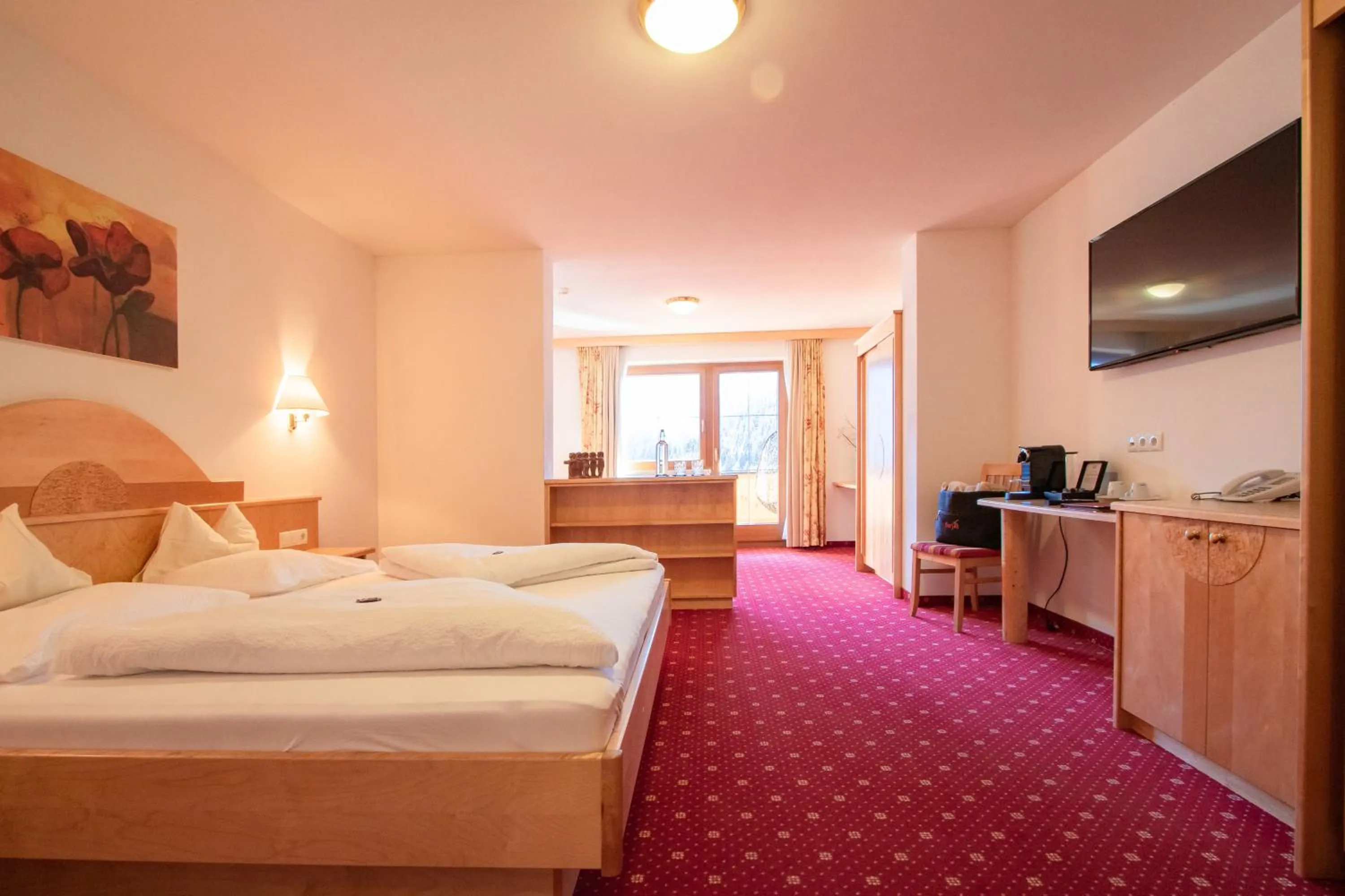 Communal lounge/ TV room, Bed in Superior Hotel Persal