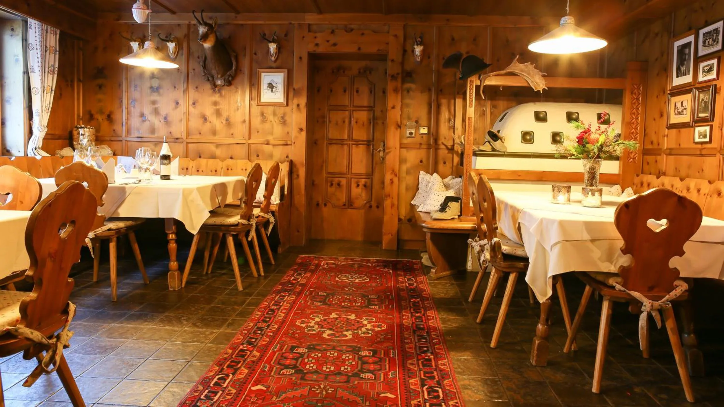 Restaurant/places to eat in Superior Hotel Persal