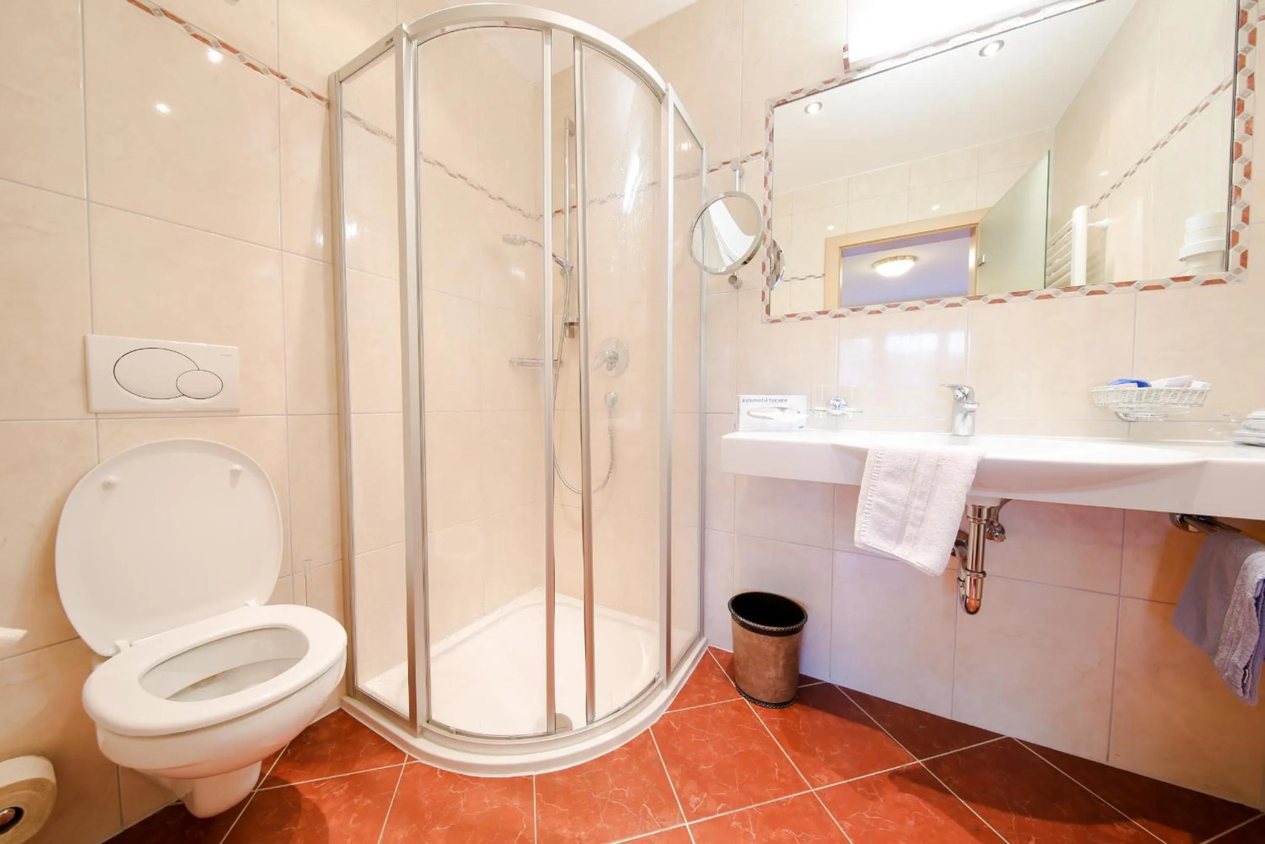 Shower in Superior Hotel Persal