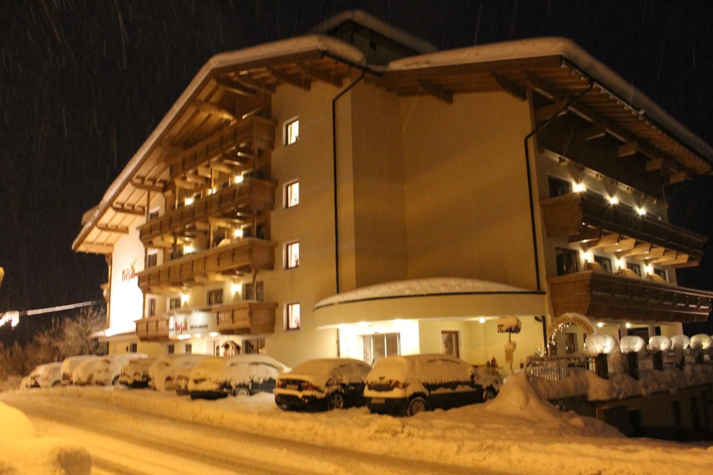 Facade/entrance in Superior Hotel Persal