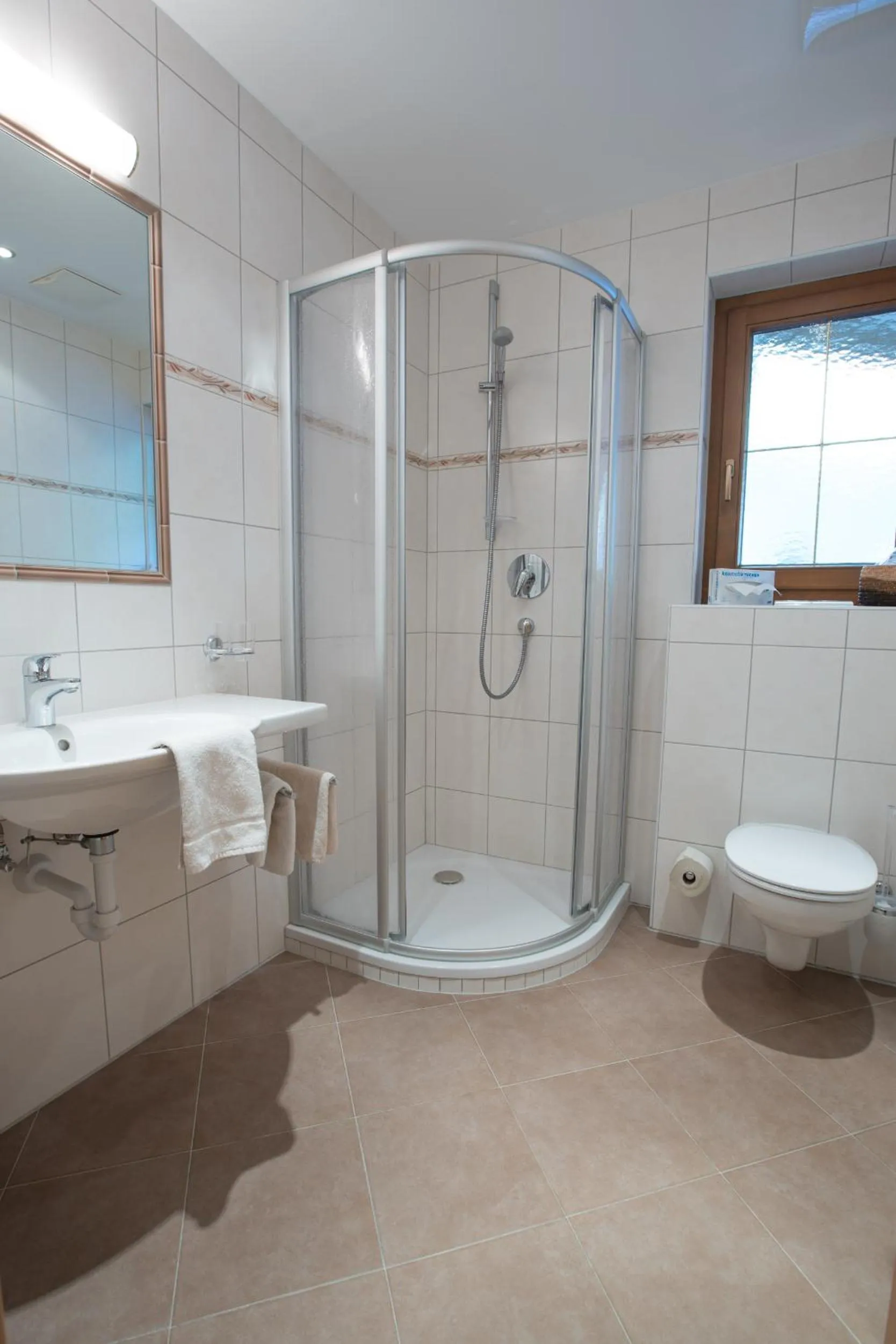 Shower in Superior Hotel Persal