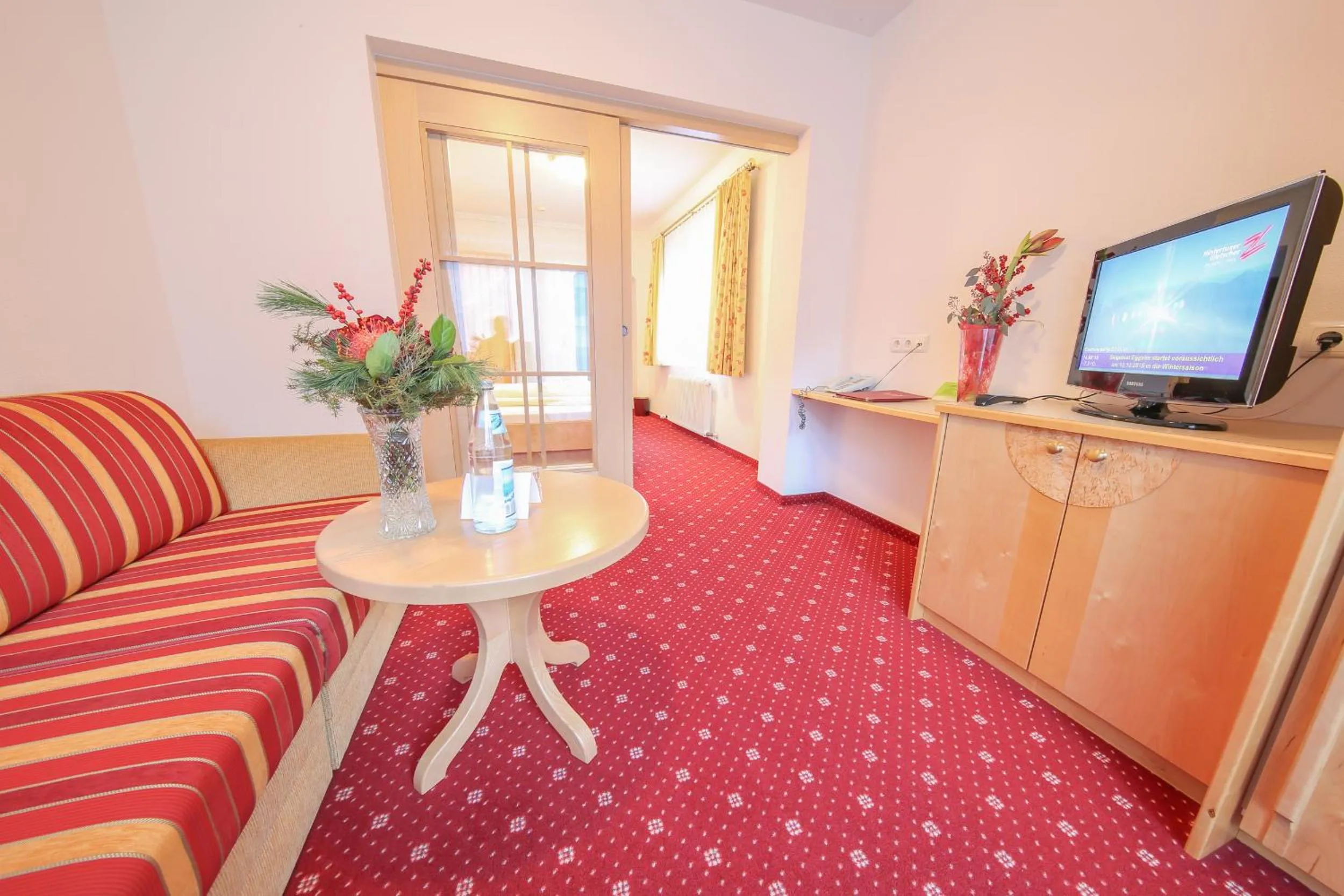 TV and multimedia in Superior Hotel Persal