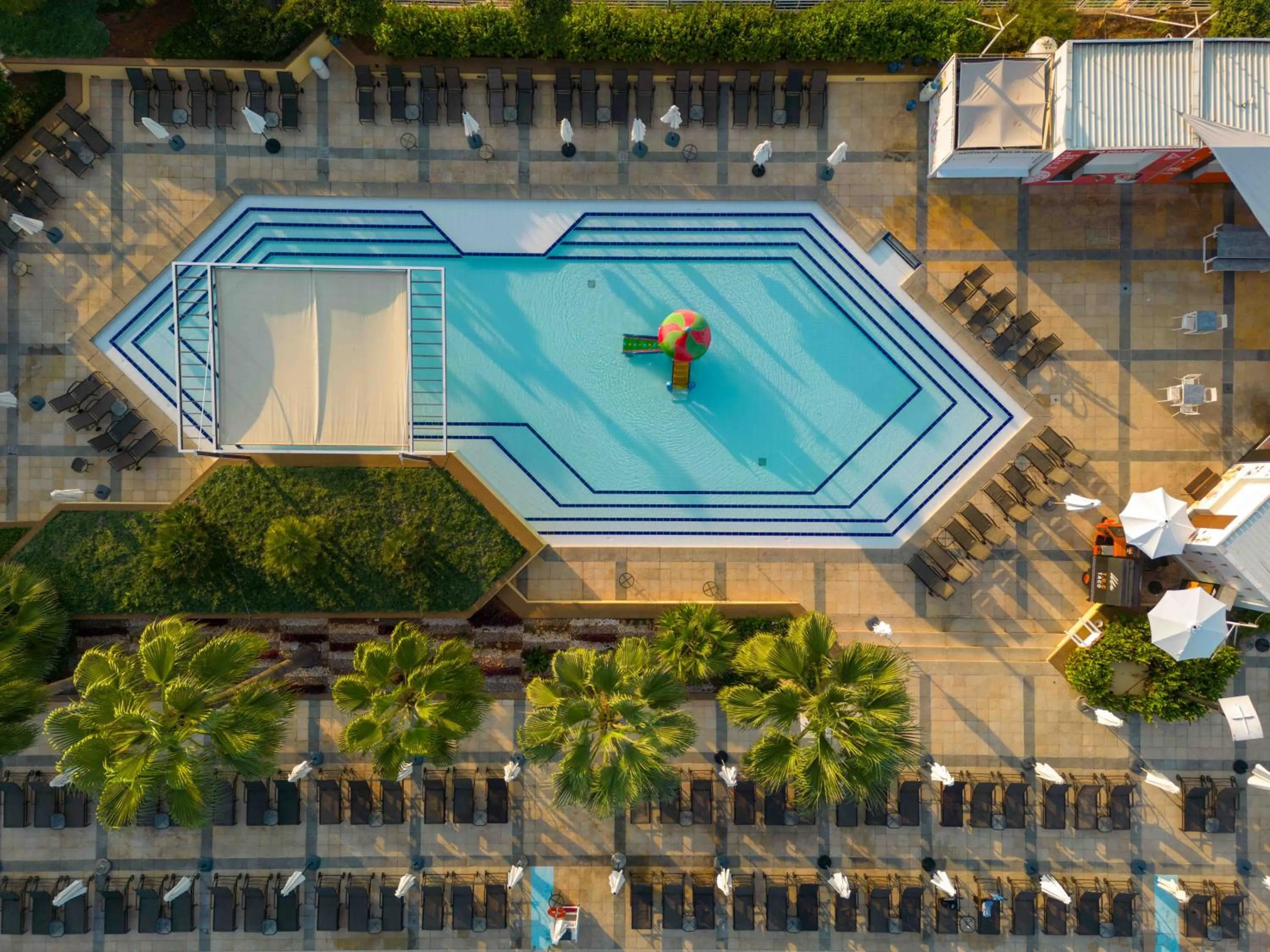 Swimming pool in Mövenpick Hotel Beirut