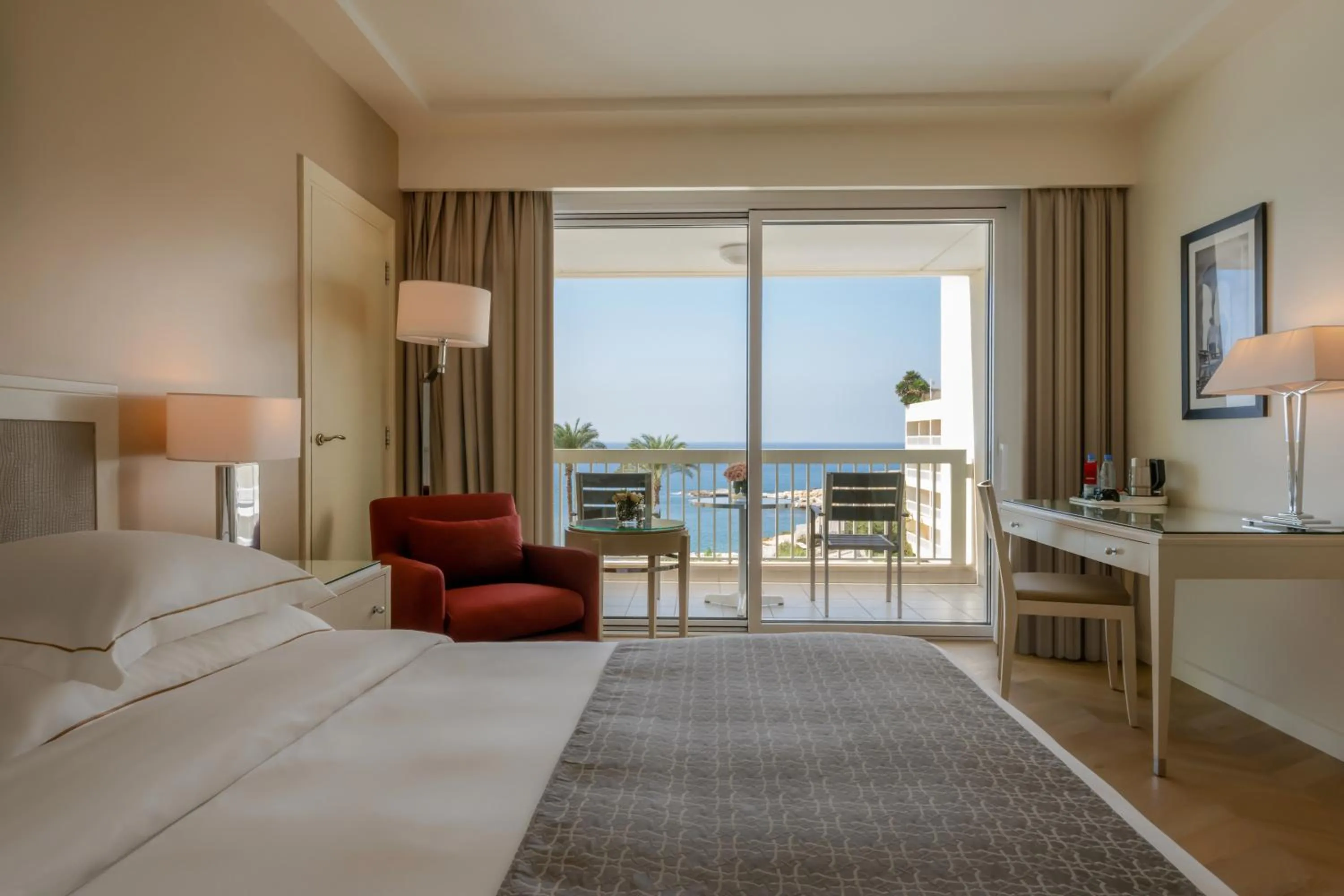 Bedroom, Bed in Mövenpick Hotel Beirut