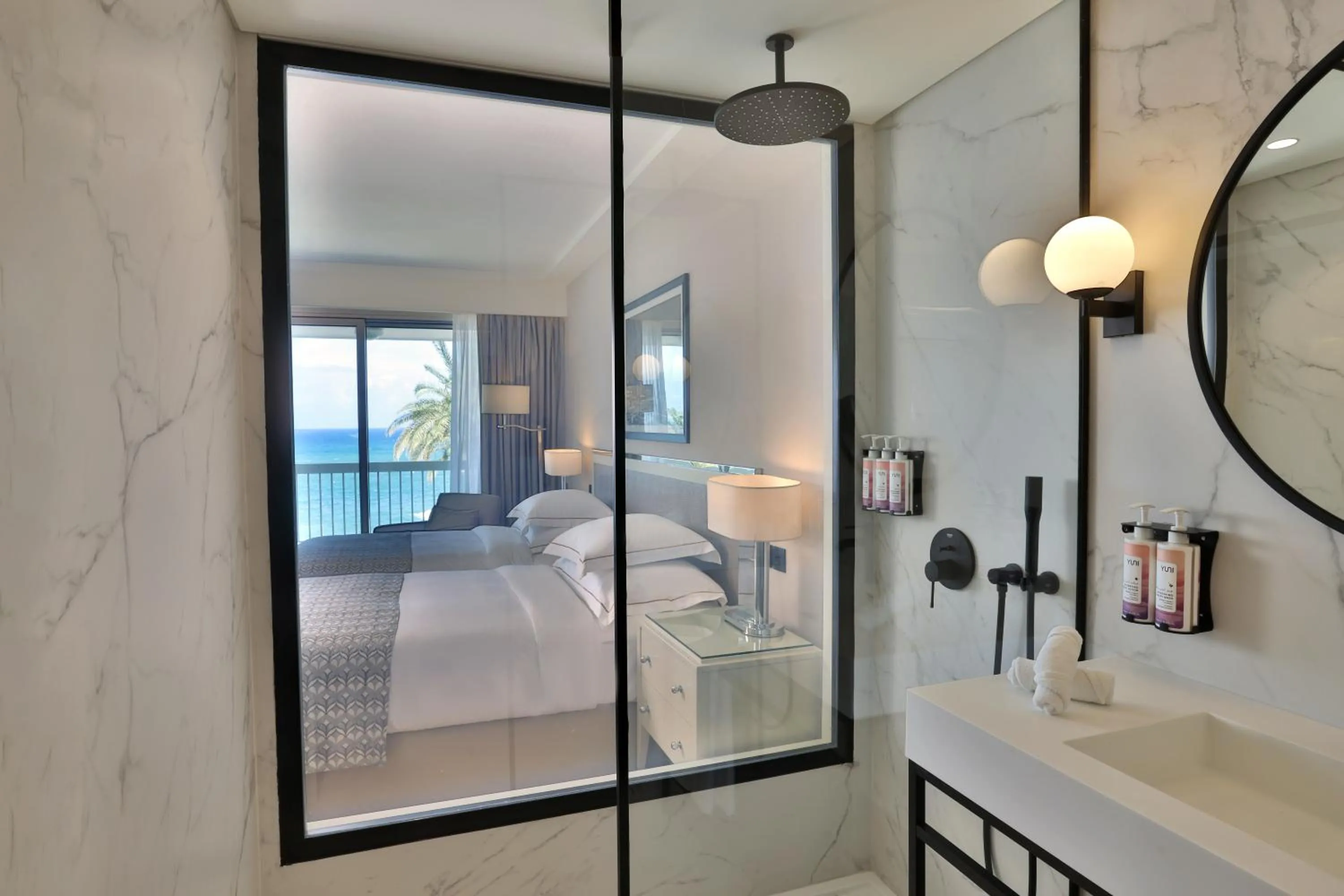 Bathroom, Bed in Mövenpick Hotel Beirut