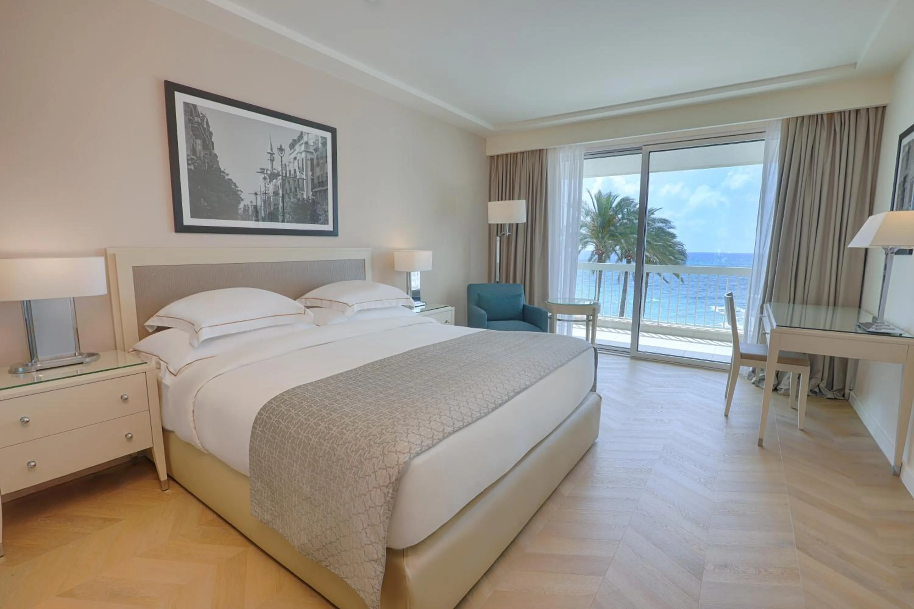 Bedroom, Bed in Mövenpick Hotel Beirut