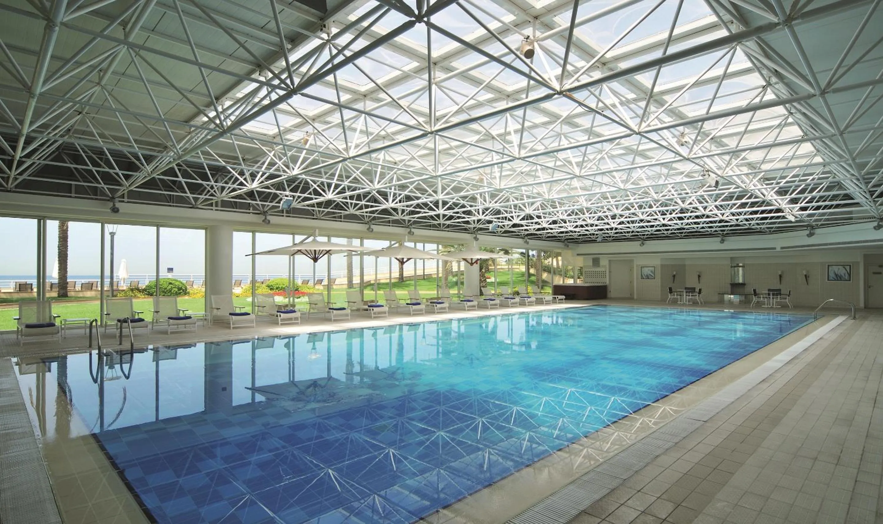 Swimming pool in Mövenpick Hotel Beirut