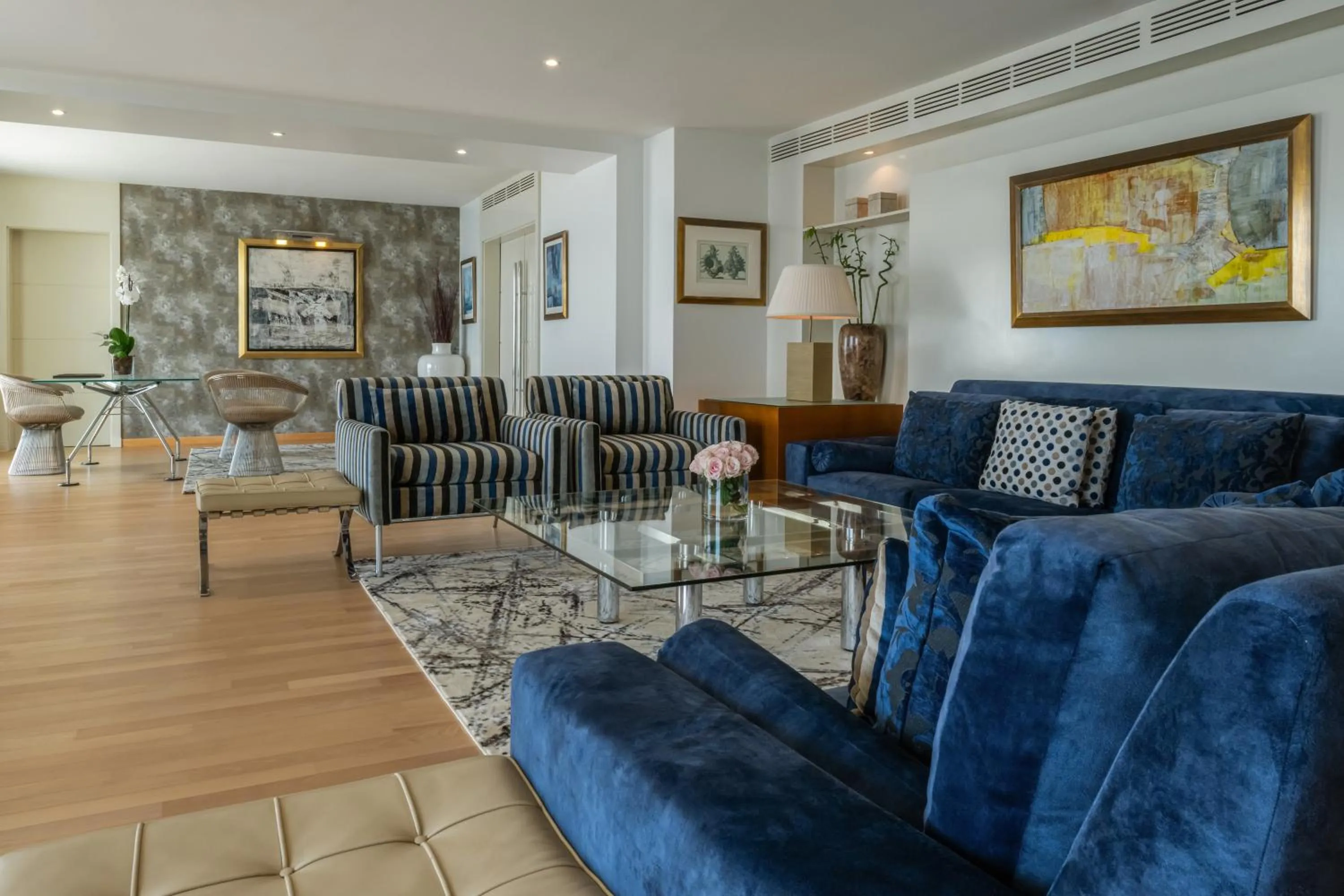 Living room in Mövenpick Hotel Beirut