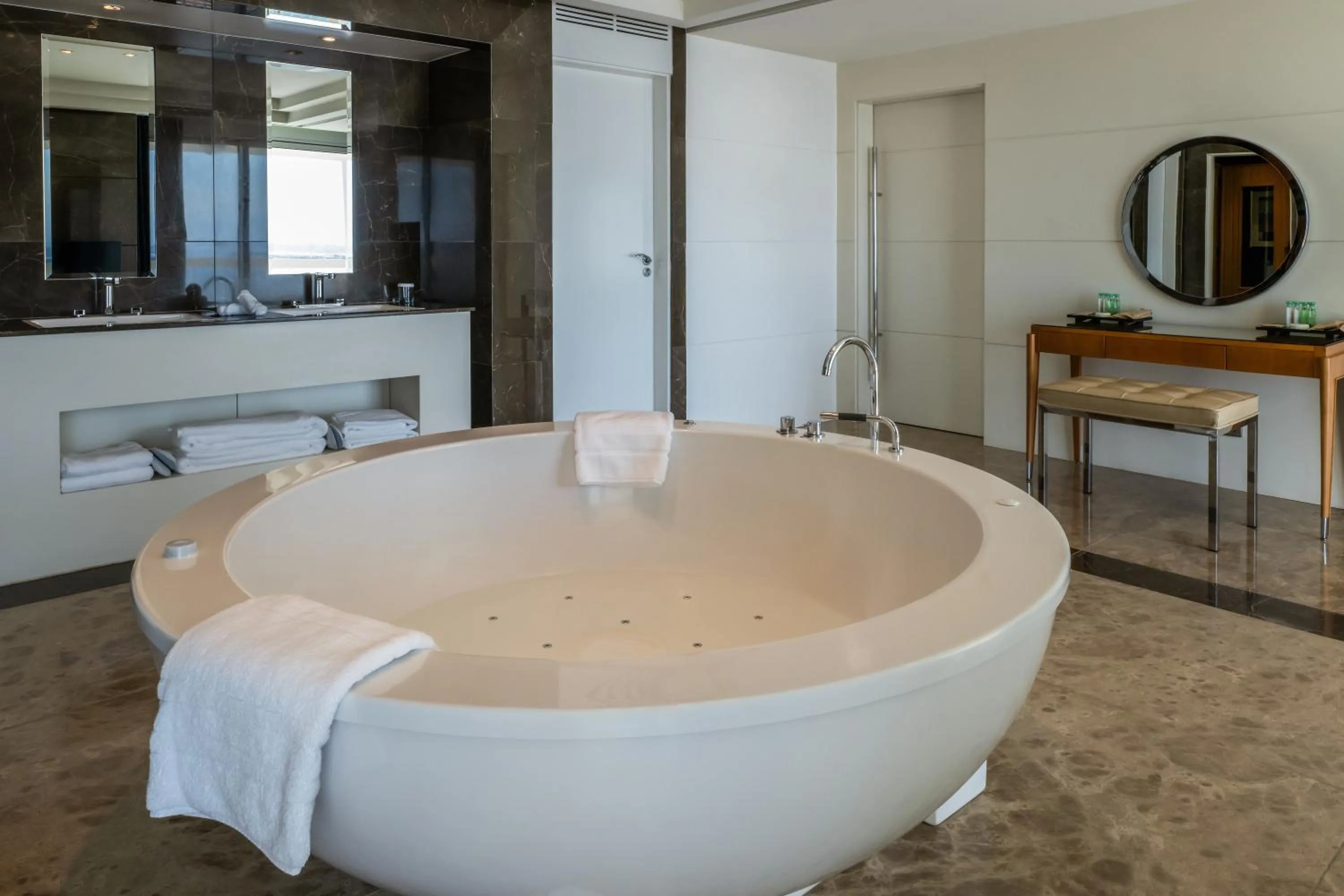 Hot Tub in Mövenpick Hotel Beirut