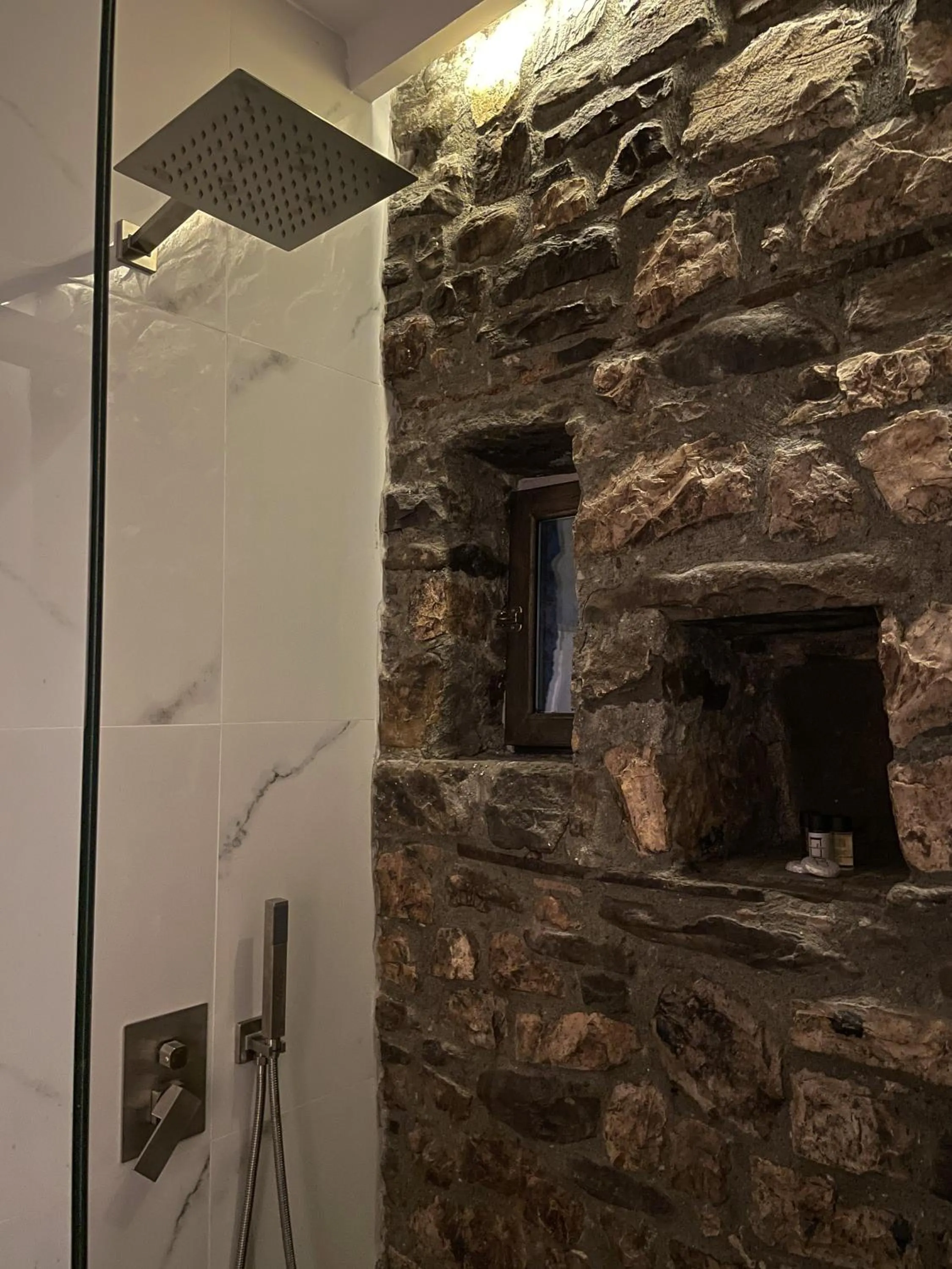 Shower in Amalia Hotel