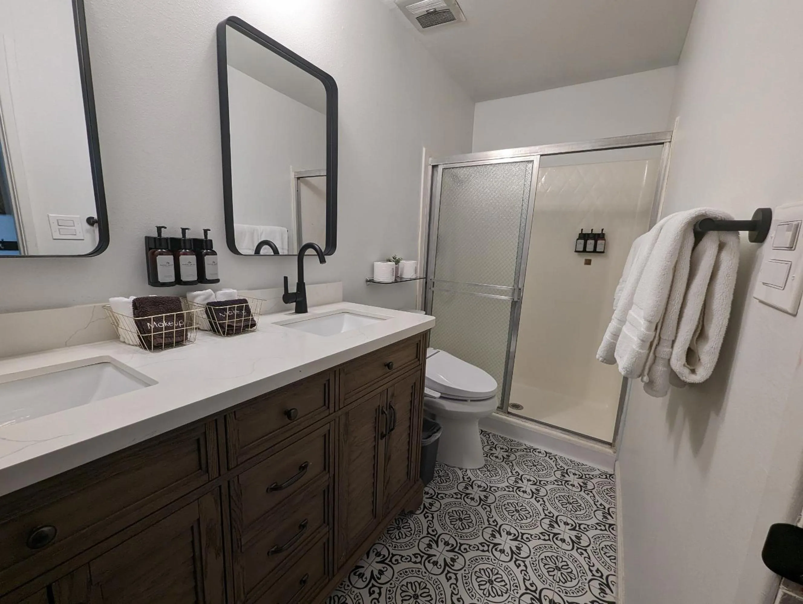 Shower in Sierra Blue Hotel & Swim Club