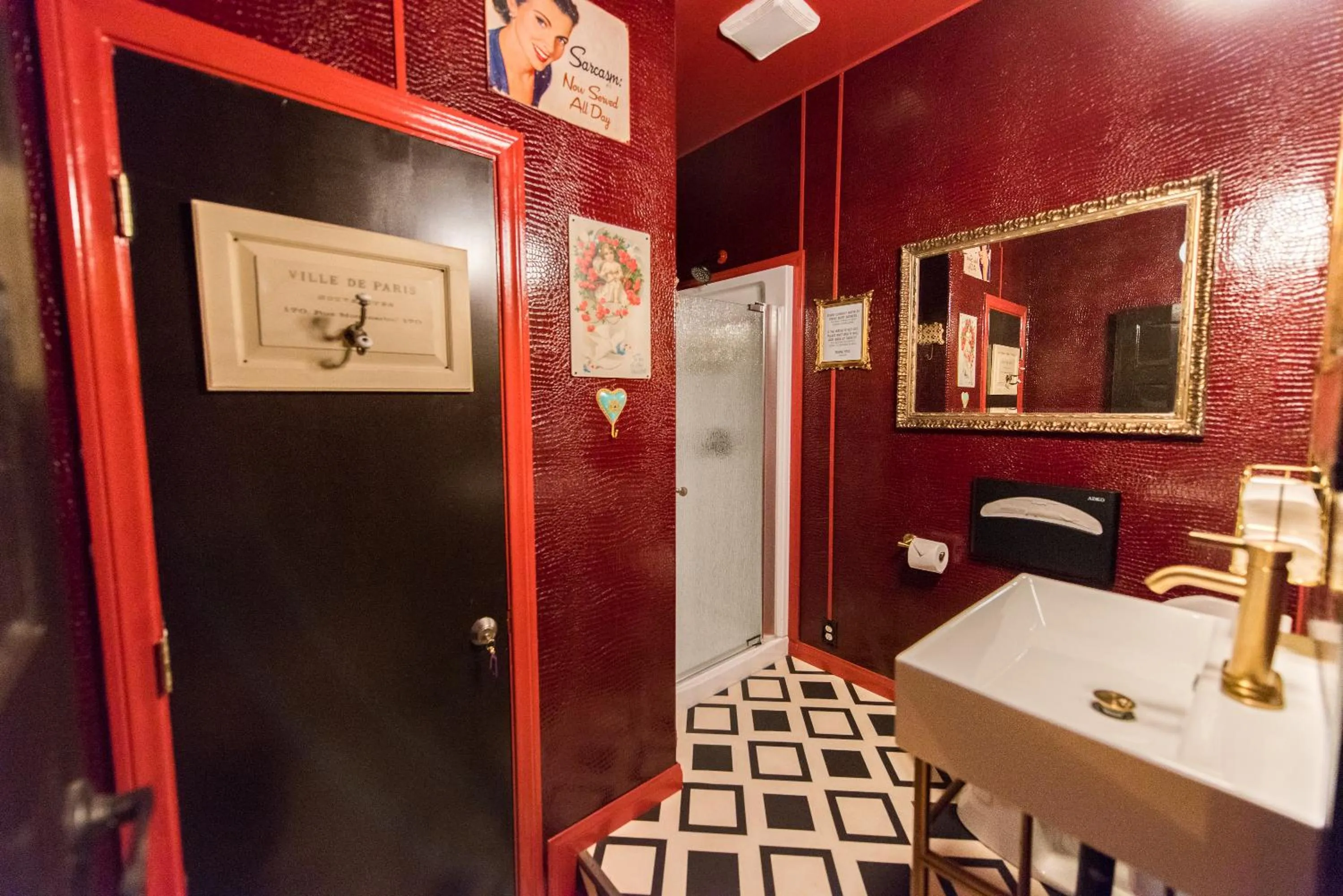 Shower, Bed in The Rosemary