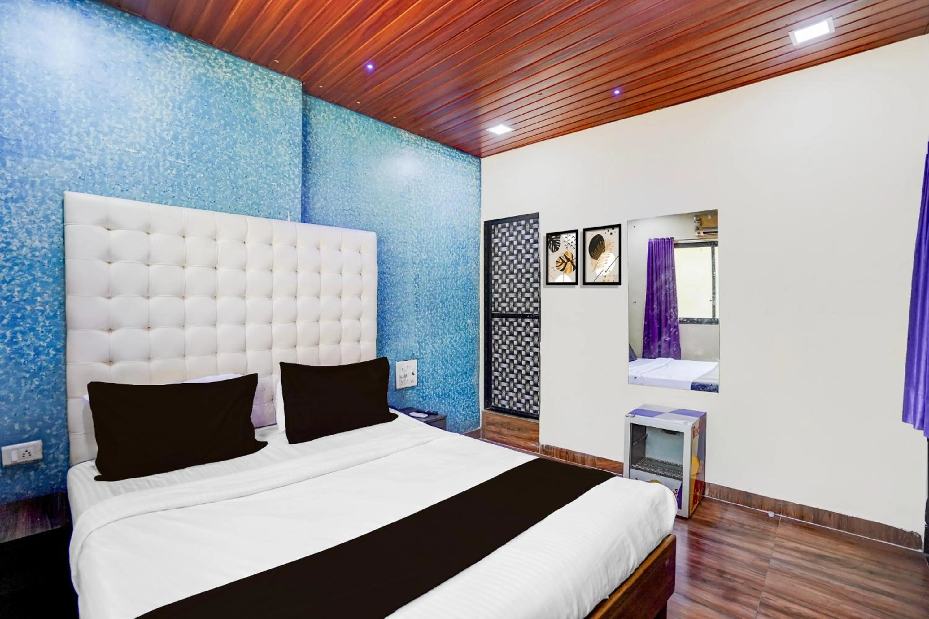 Bedroom, Bed in Hotel O The Om Sai Residency