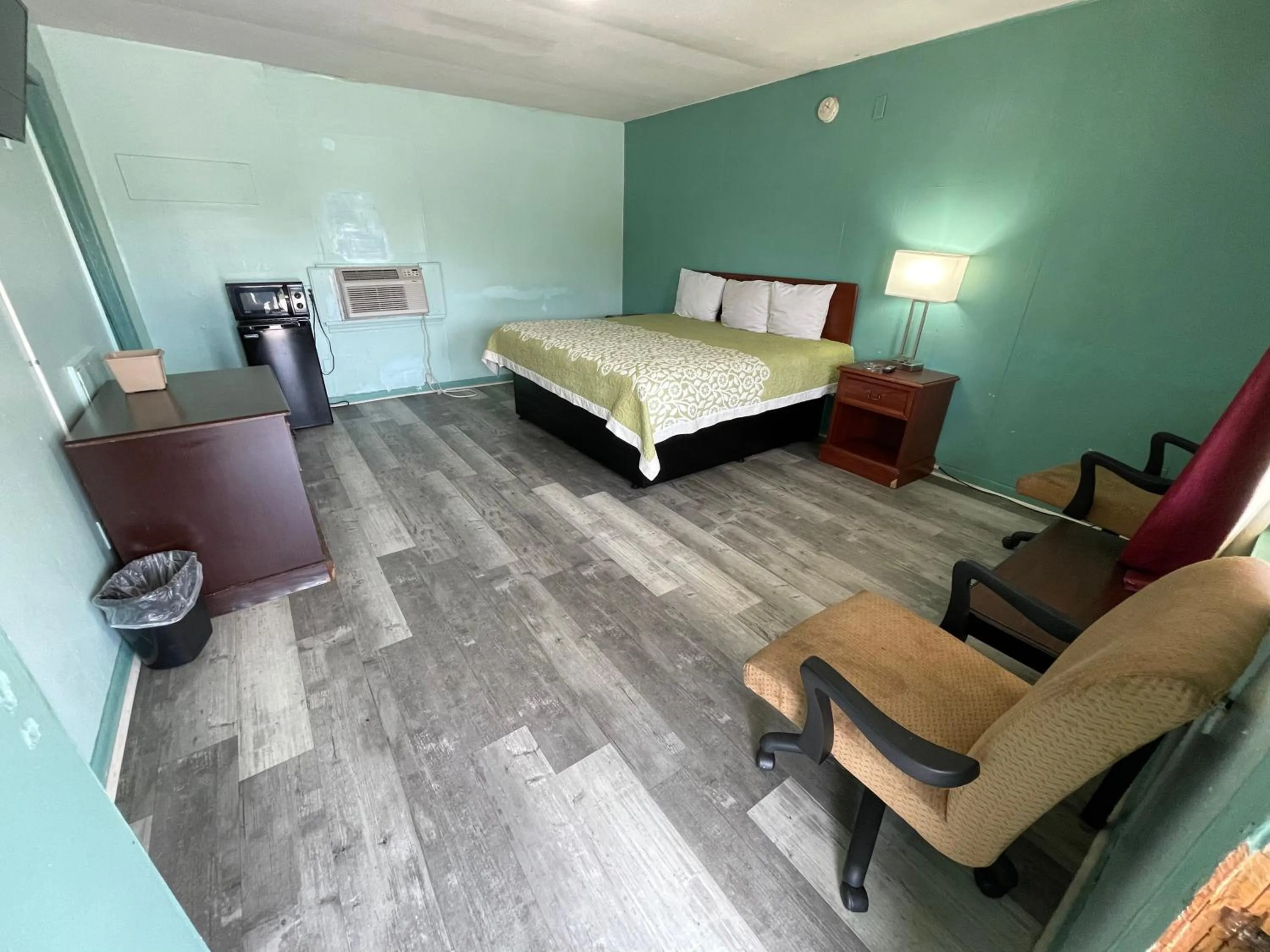 Bed in LAMPLIGHTER INN