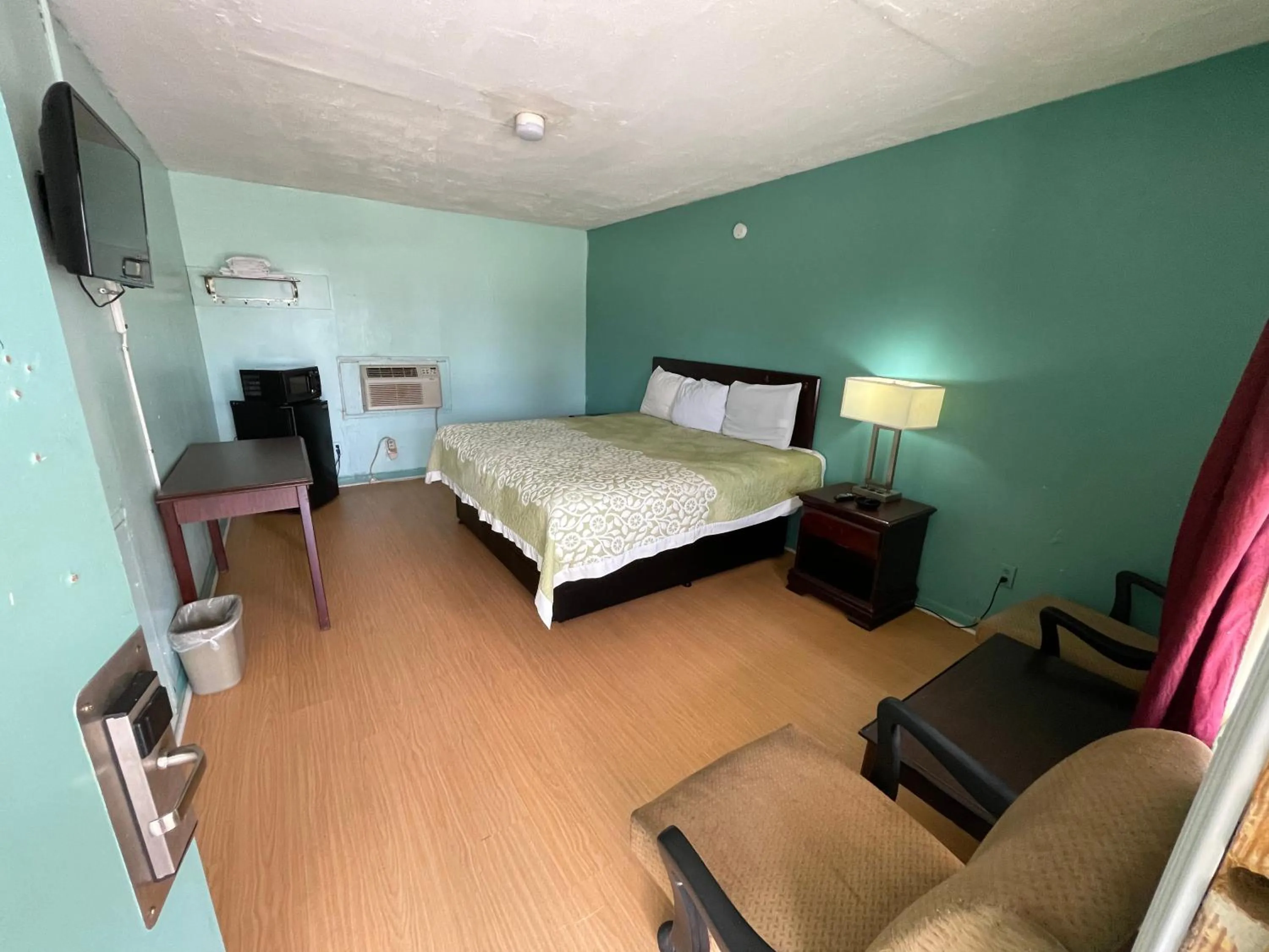 Bed in LAMPLIGHTER INN