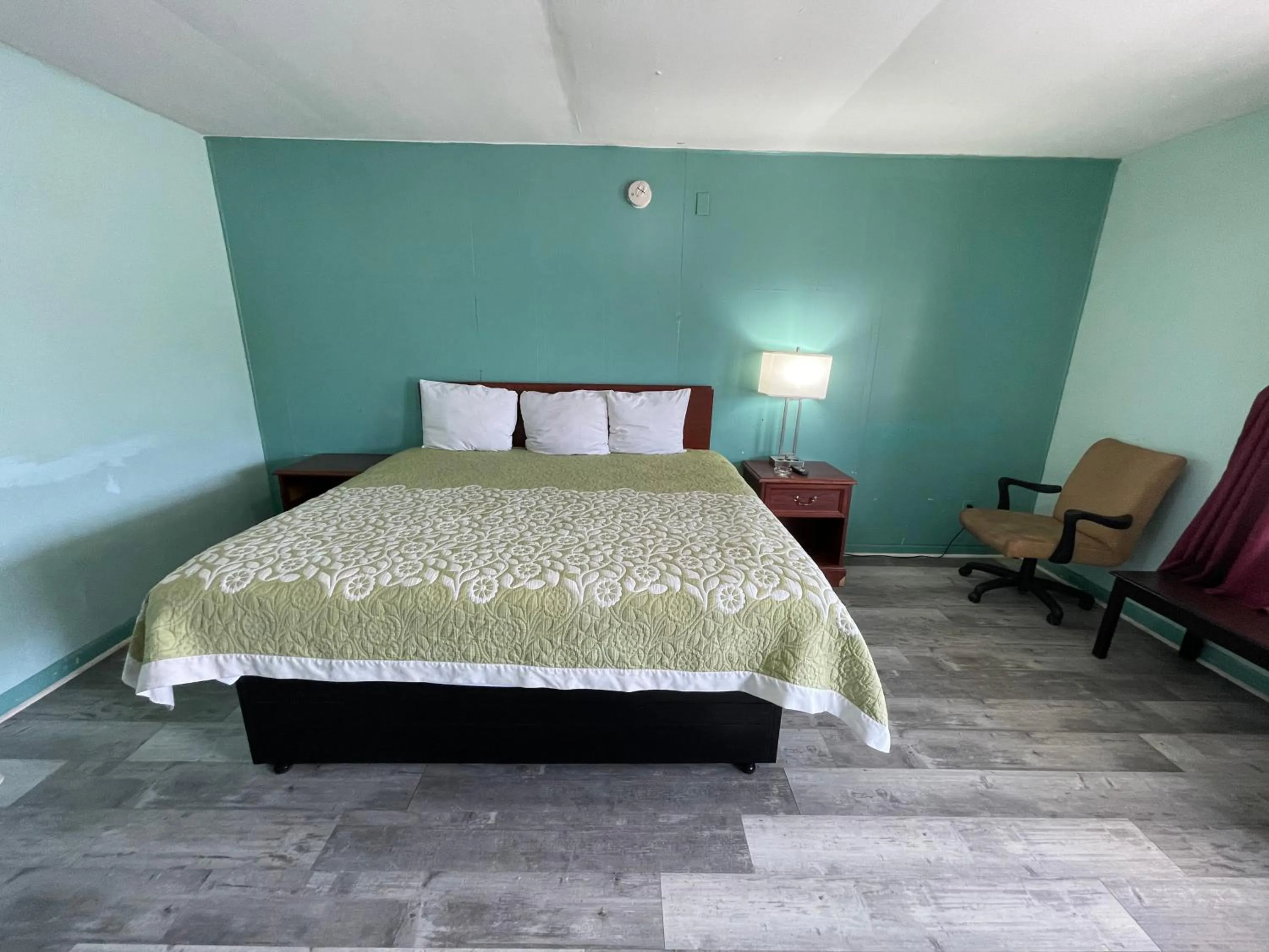 Bed in LAMPLIGHTER INN